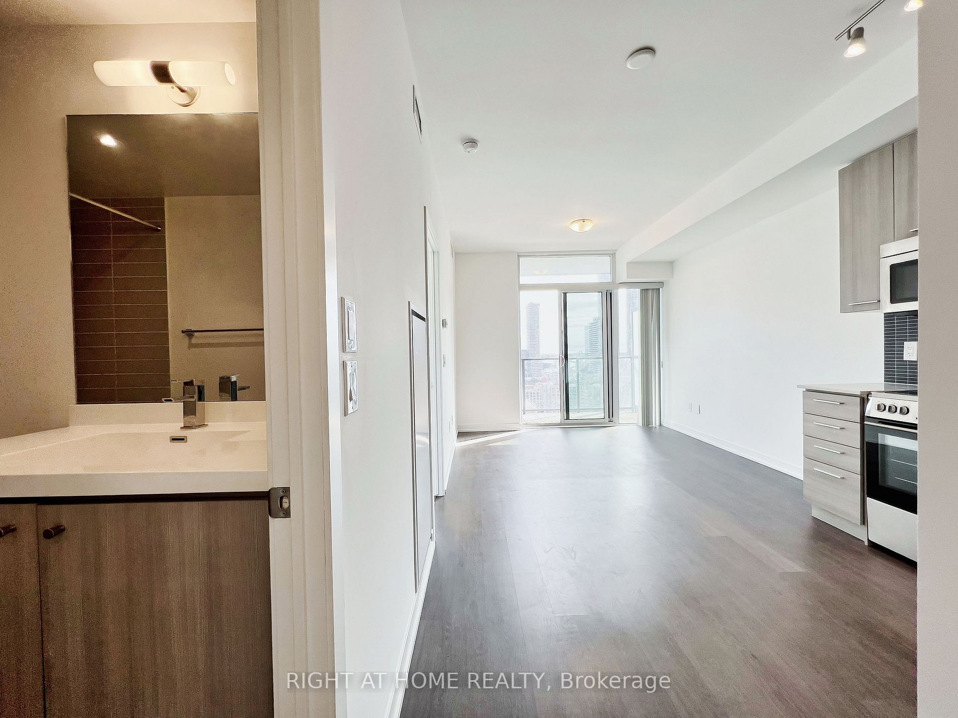 105 George St W, #1808