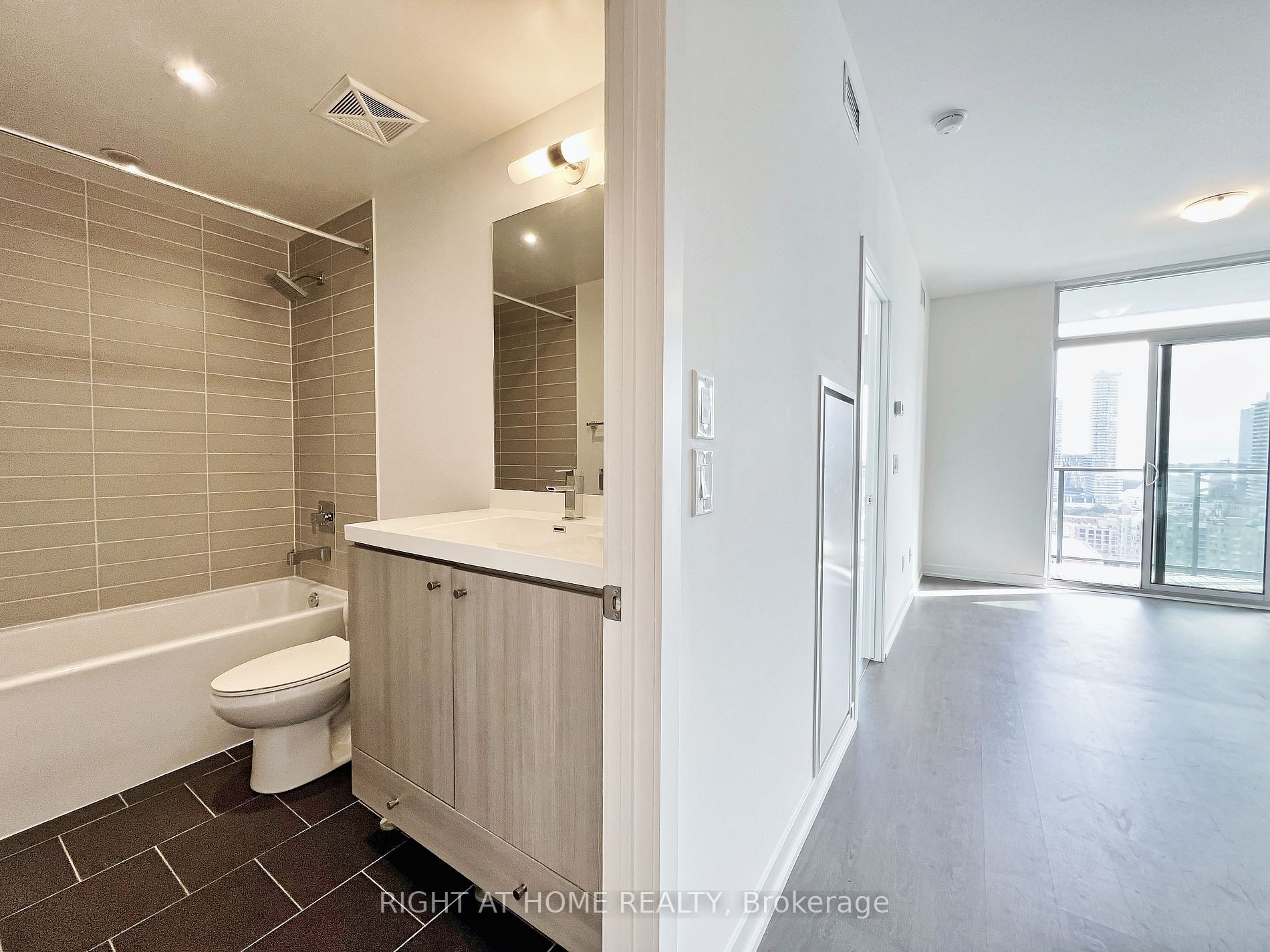 105 George St W, #1808