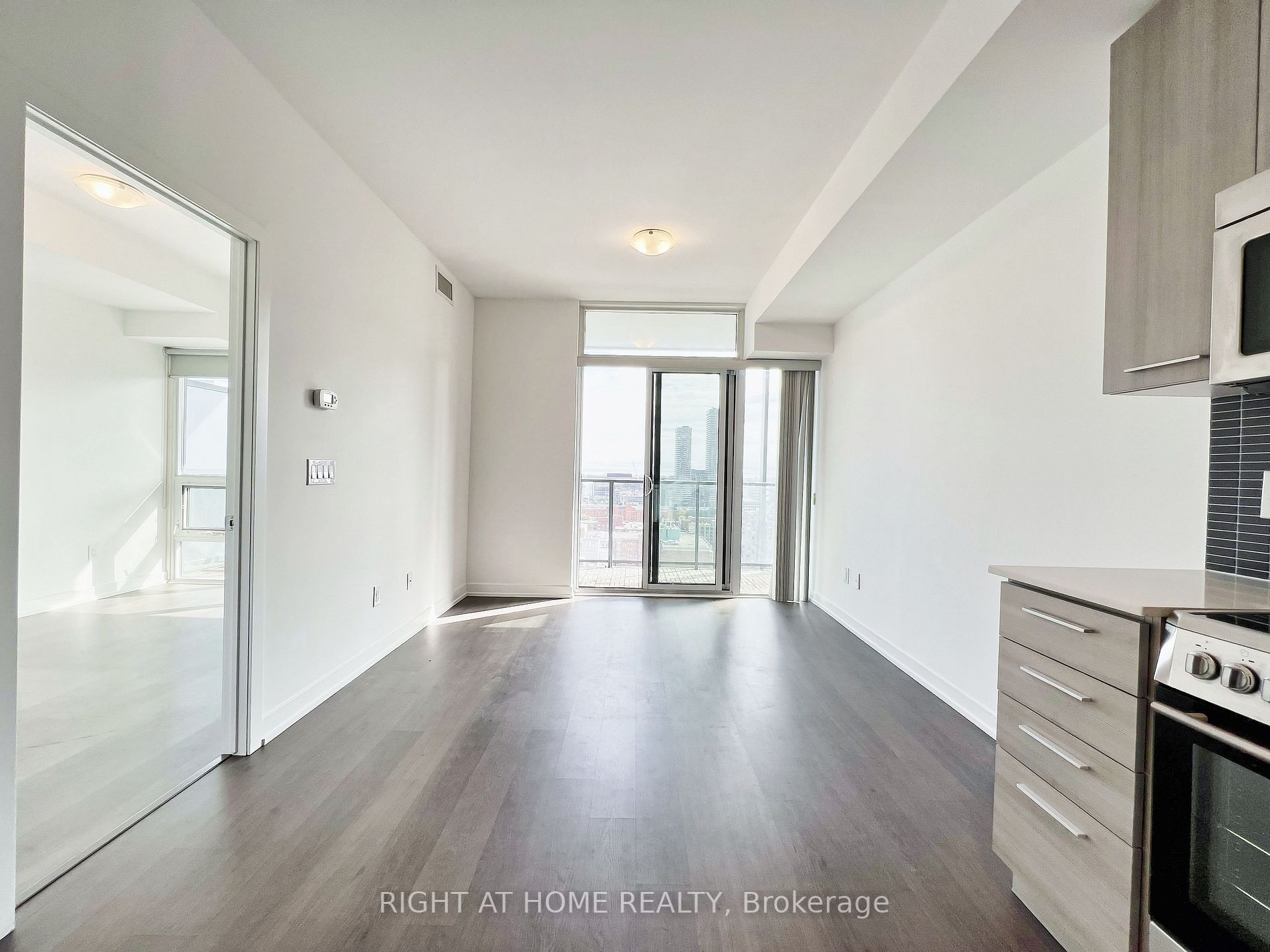 105 George St W, #1808