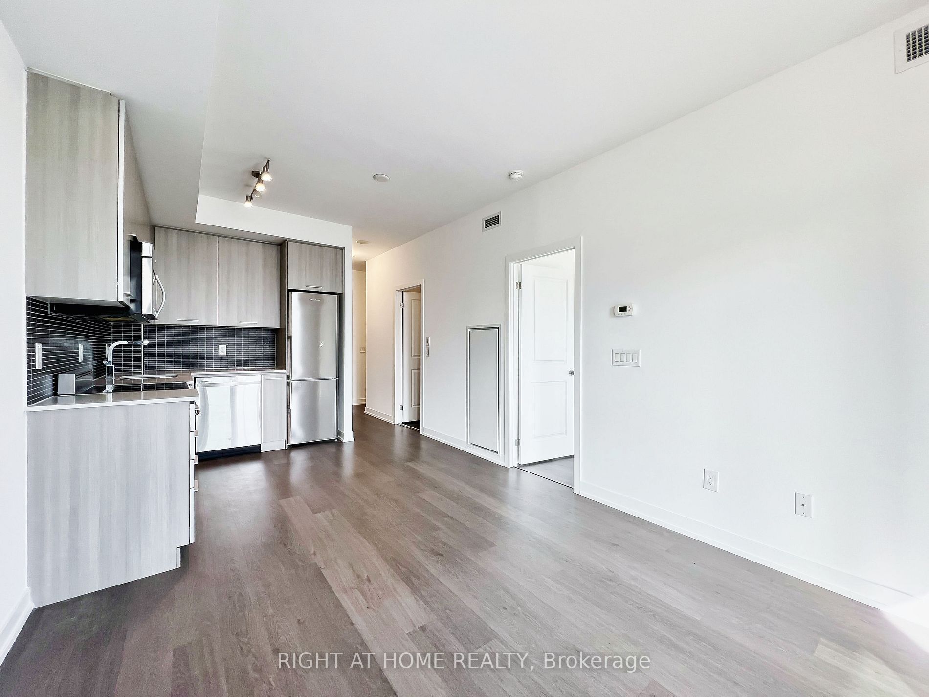 105 George St W, #1808