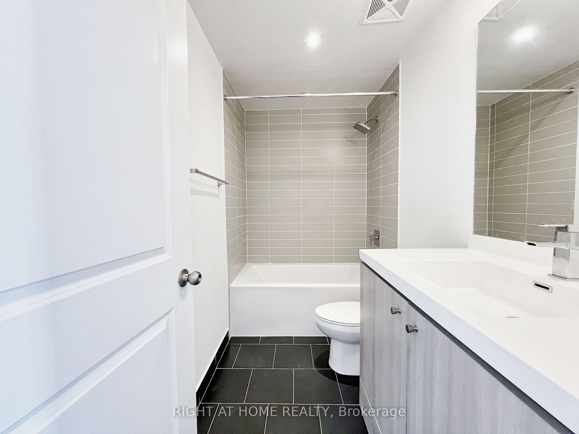 105 George St W, #1808