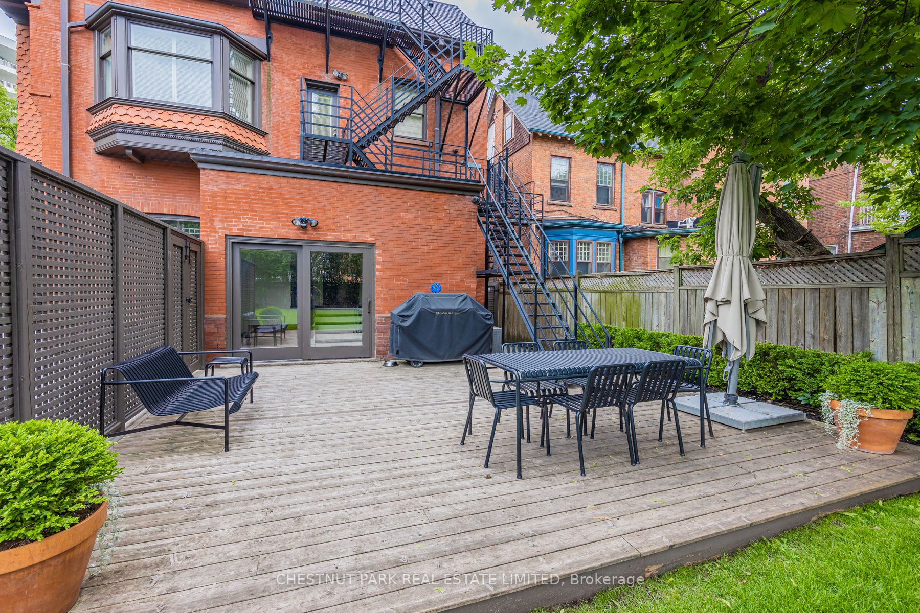 82 Lowther Ave