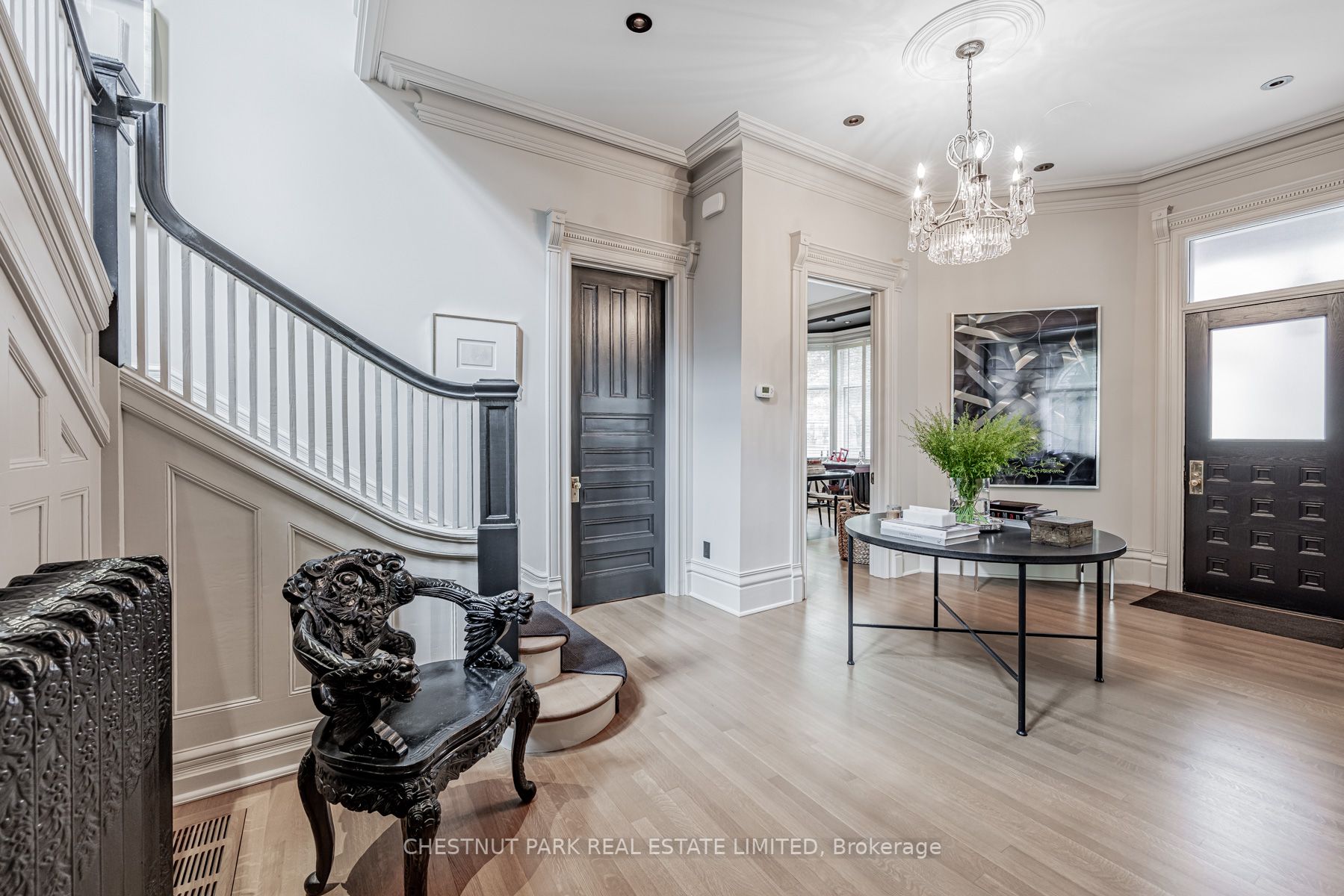 82 Lowther Ave