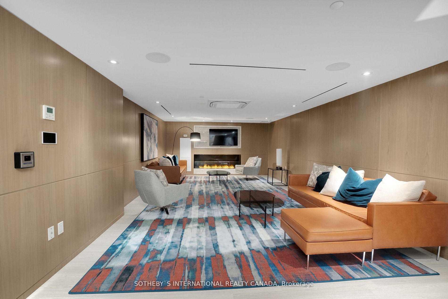 585 Bloor St E, #218