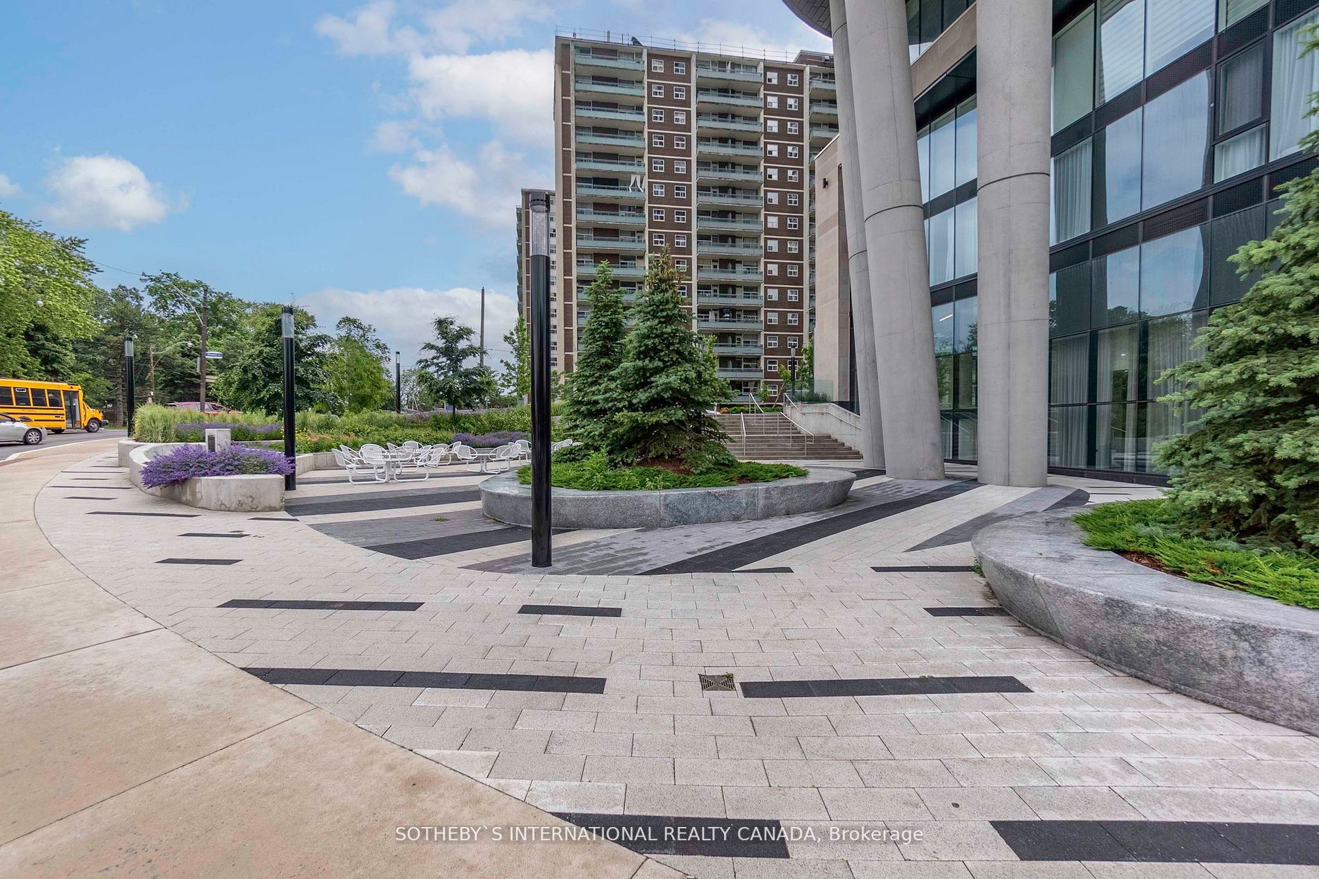 585 Bloor St E, #218