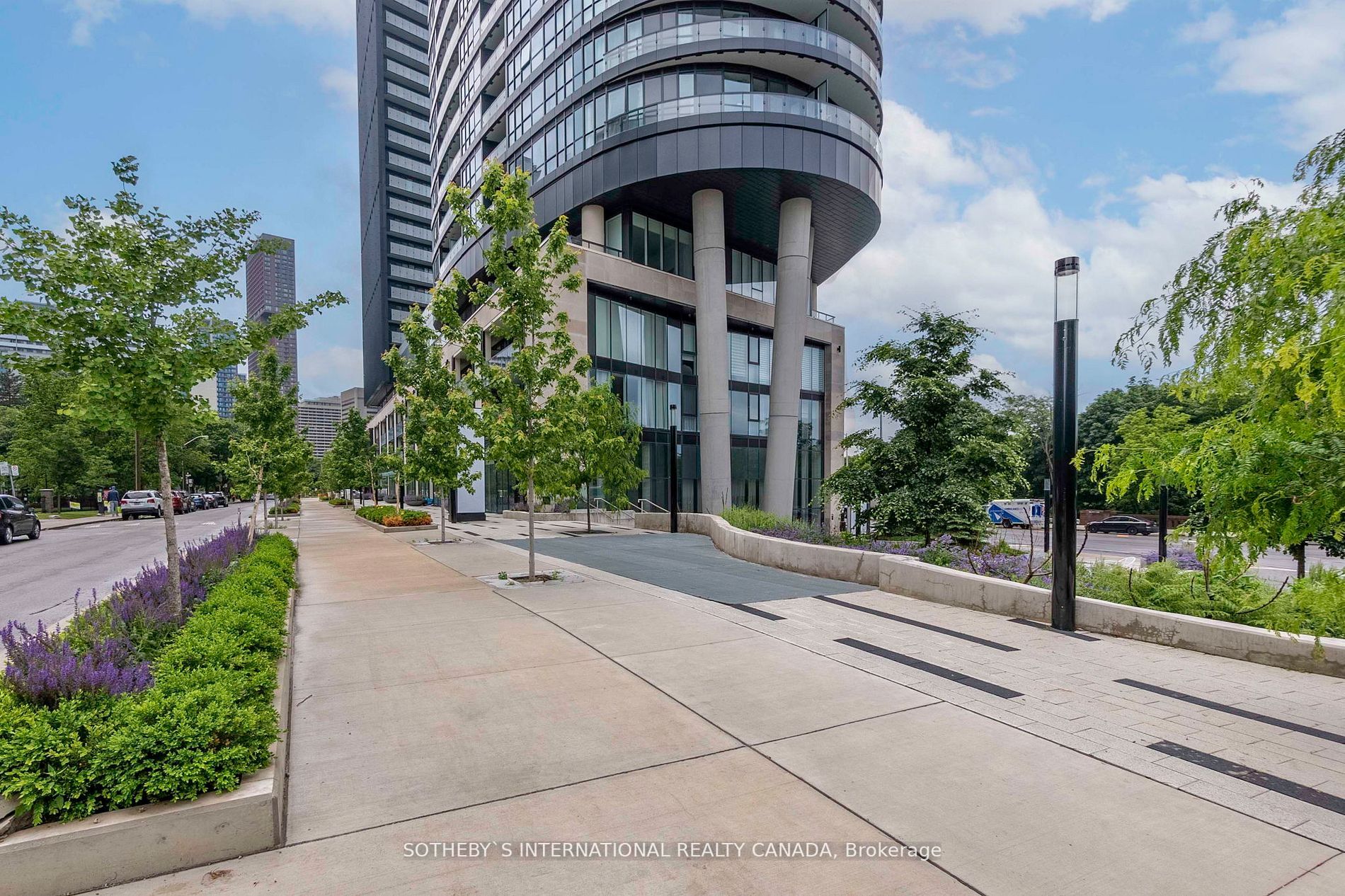 585 Bloor St E, #218