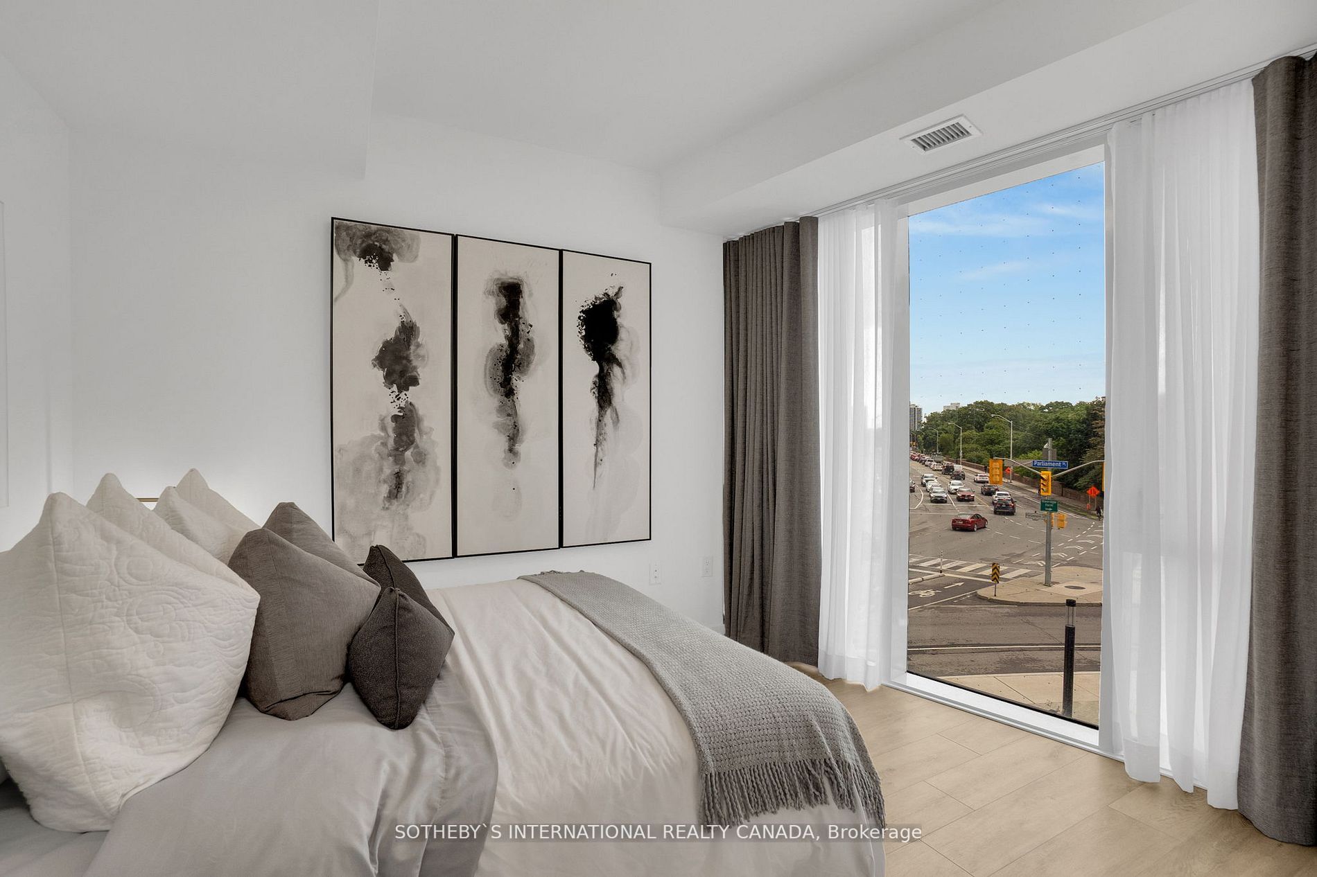 585 Bloor St E, #218