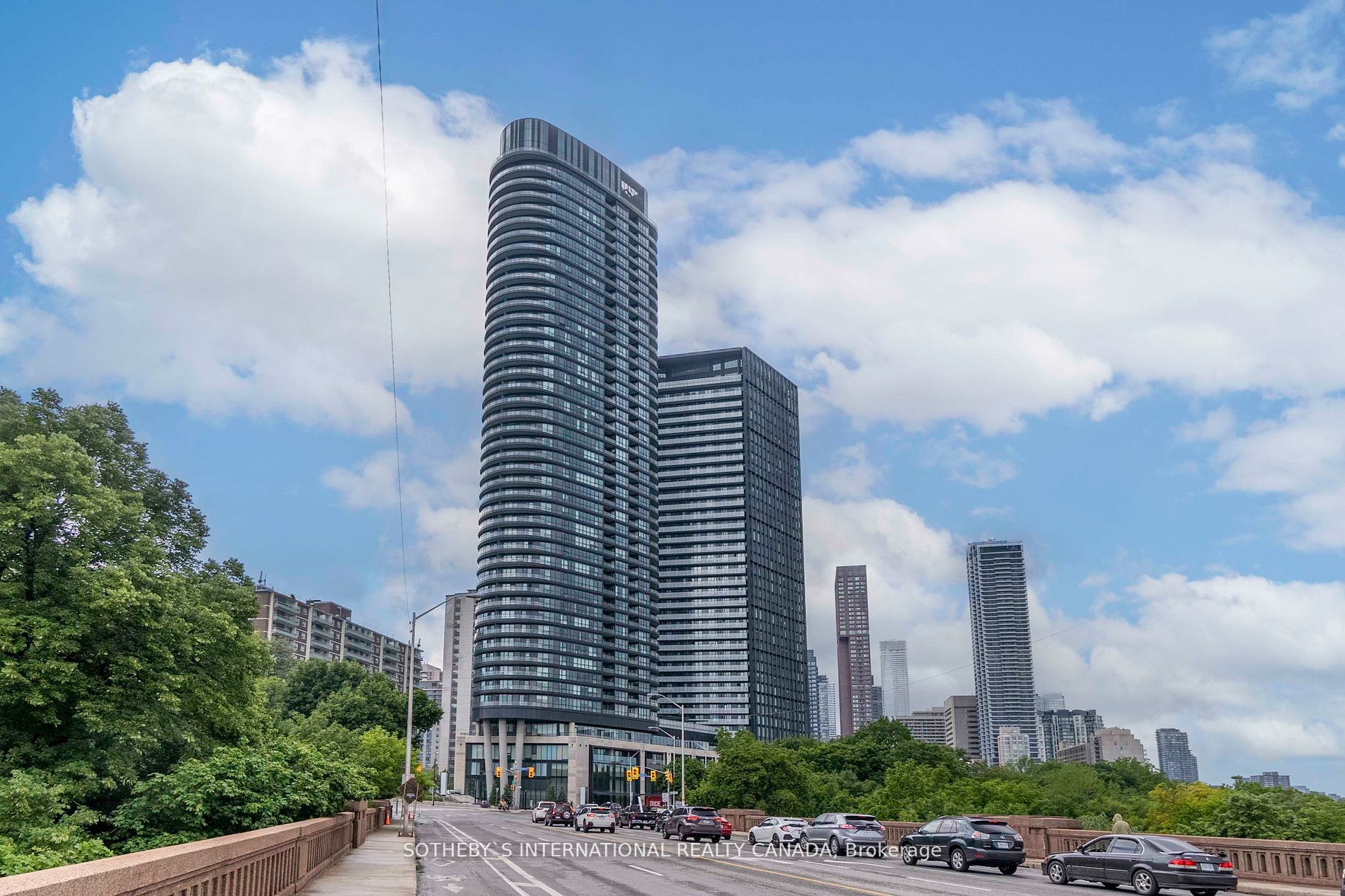 585 Bloor St E, #218