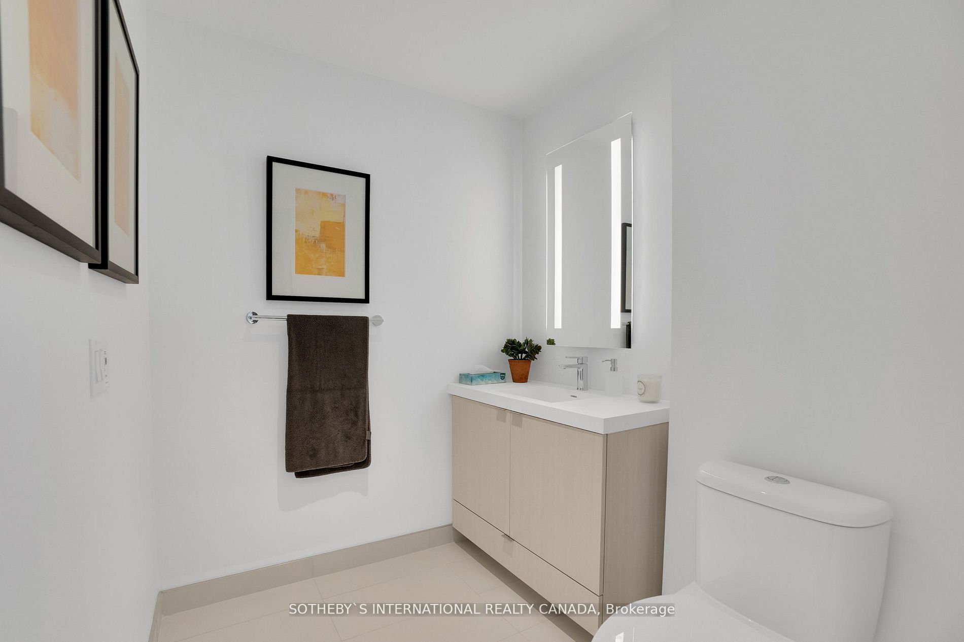 585 Bloor St E, #218