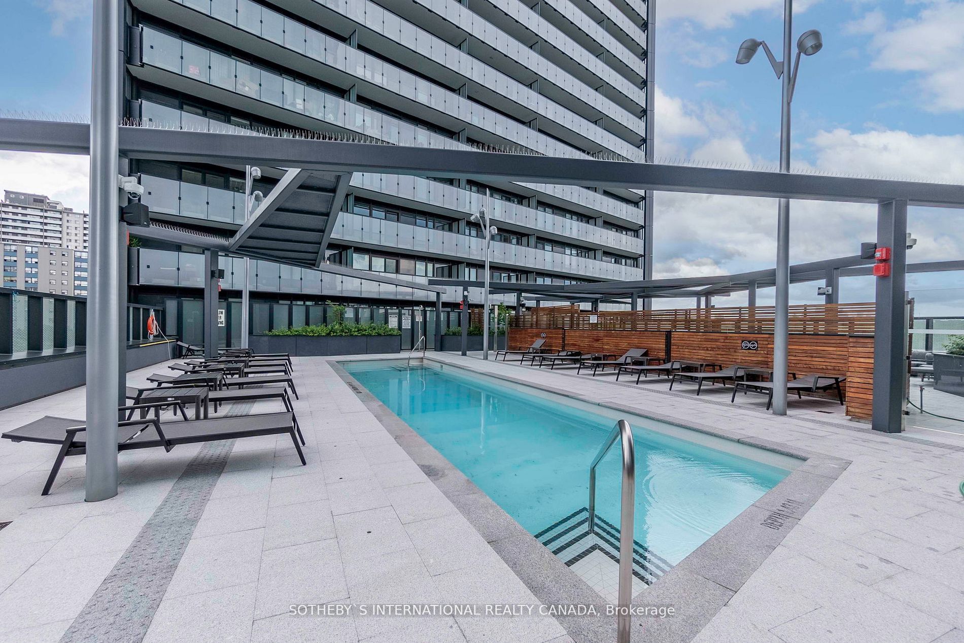 585 Bloor St E, #218