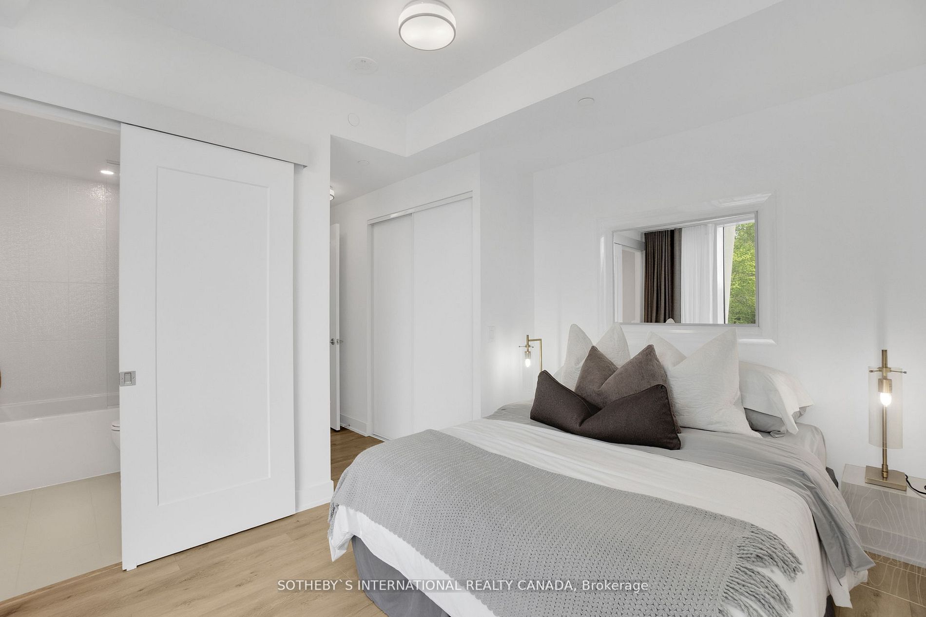 585 Bloor St E, #218