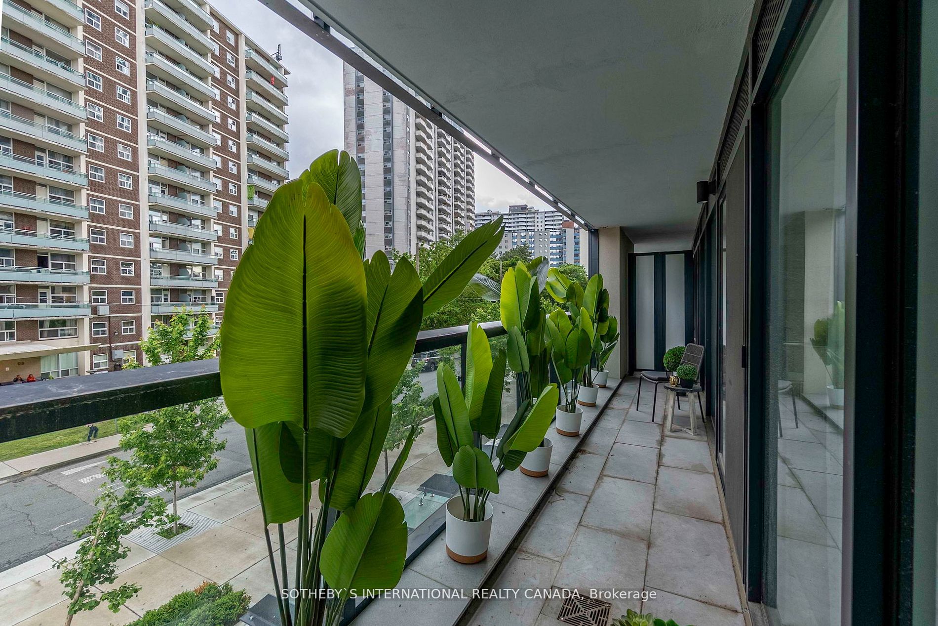 585 Bloor St E, #218