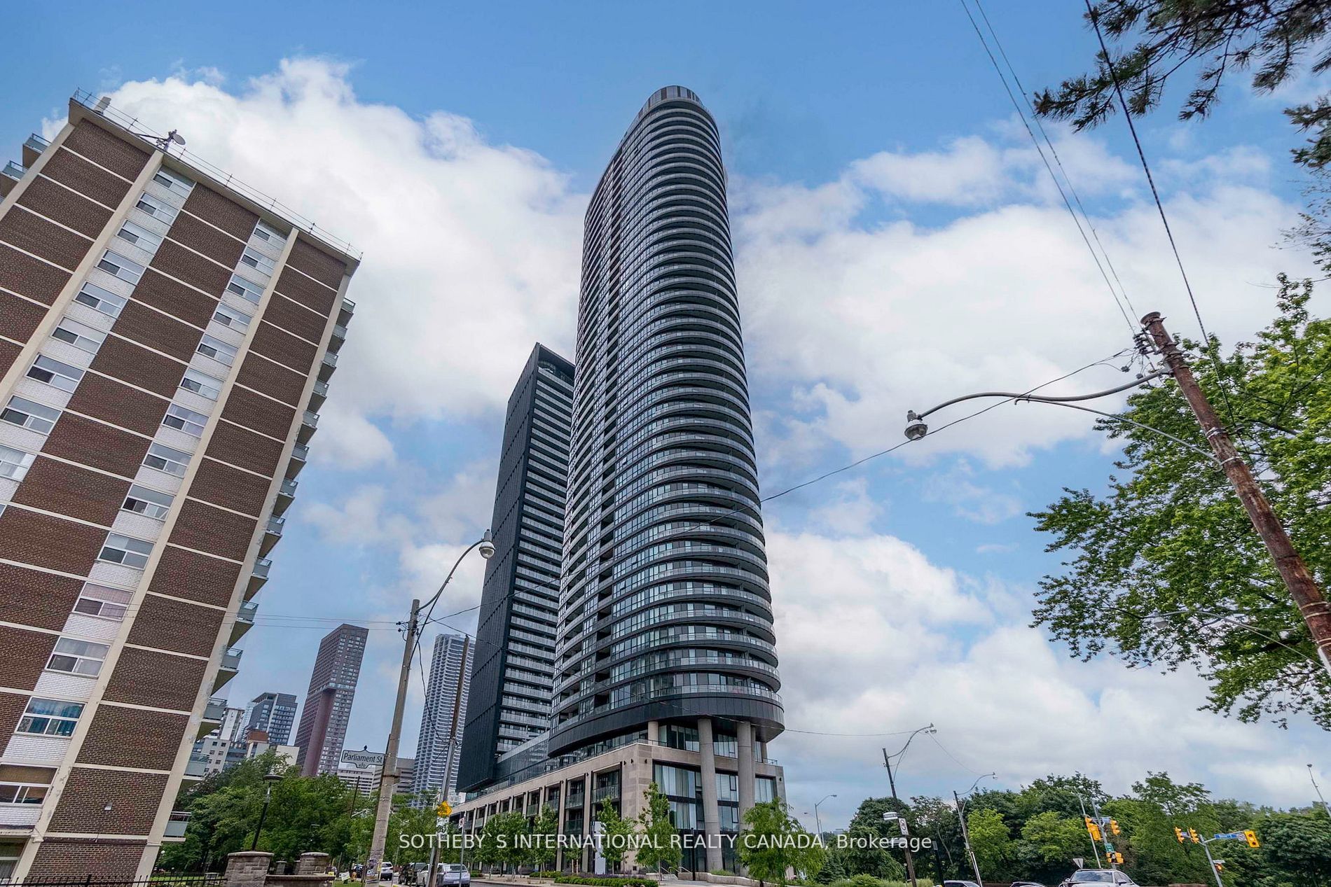 585 Bloor St E, #218