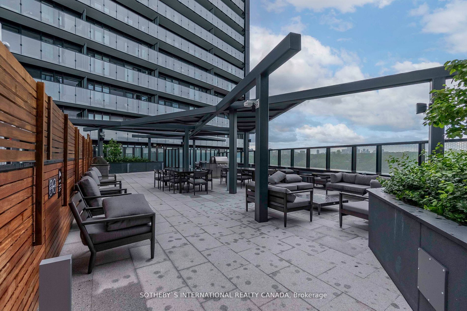 585 Bloor St E, #218