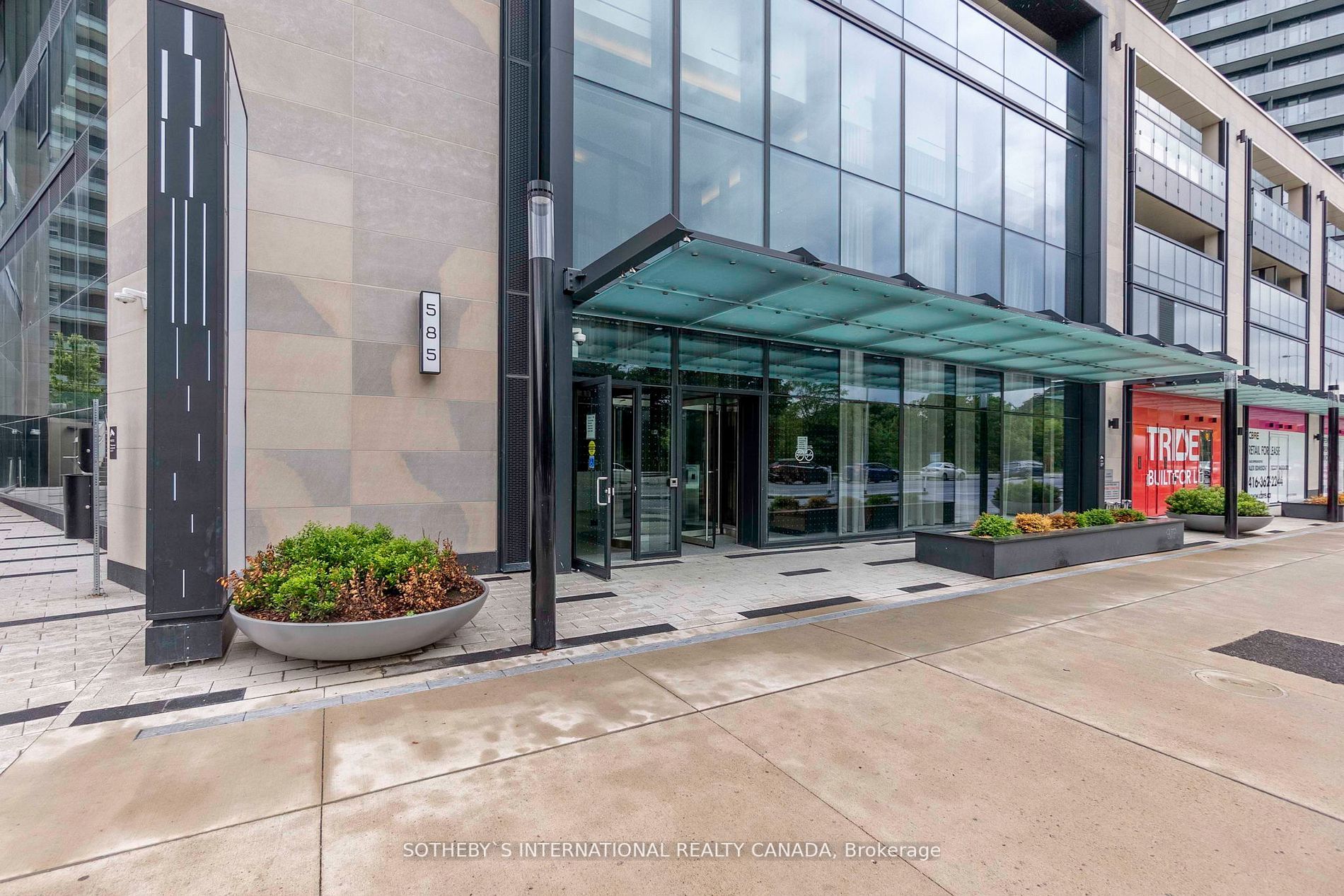 585 Bloor St E, #218