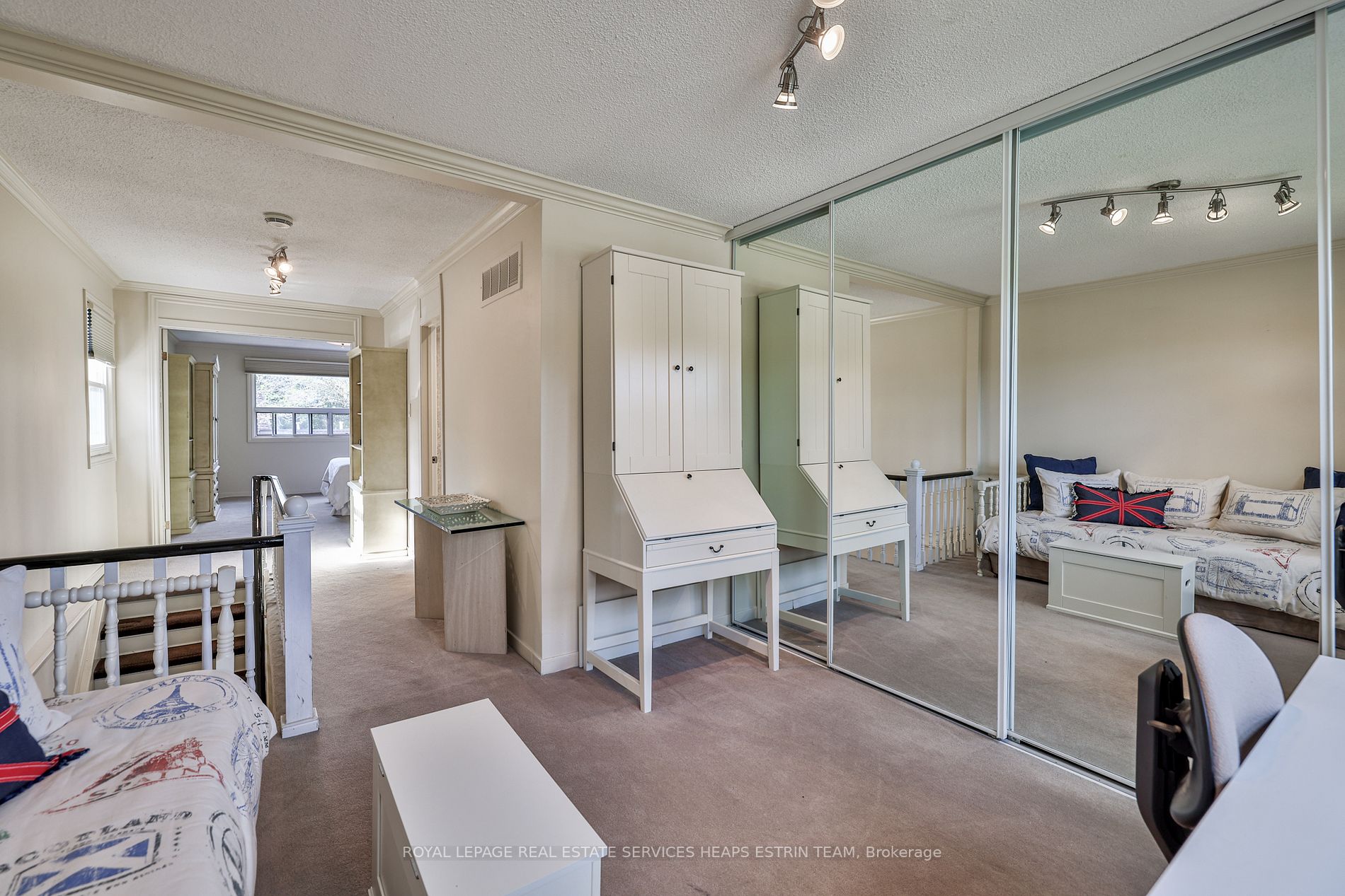 74 Upper Canada Dr, #4