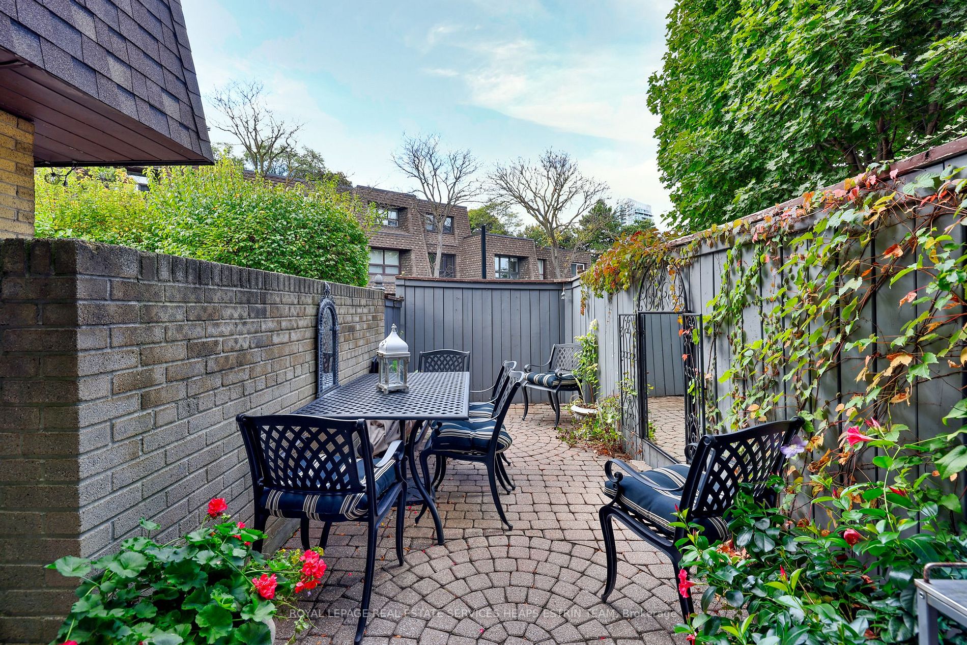 74 Upper Canada Dr, #4