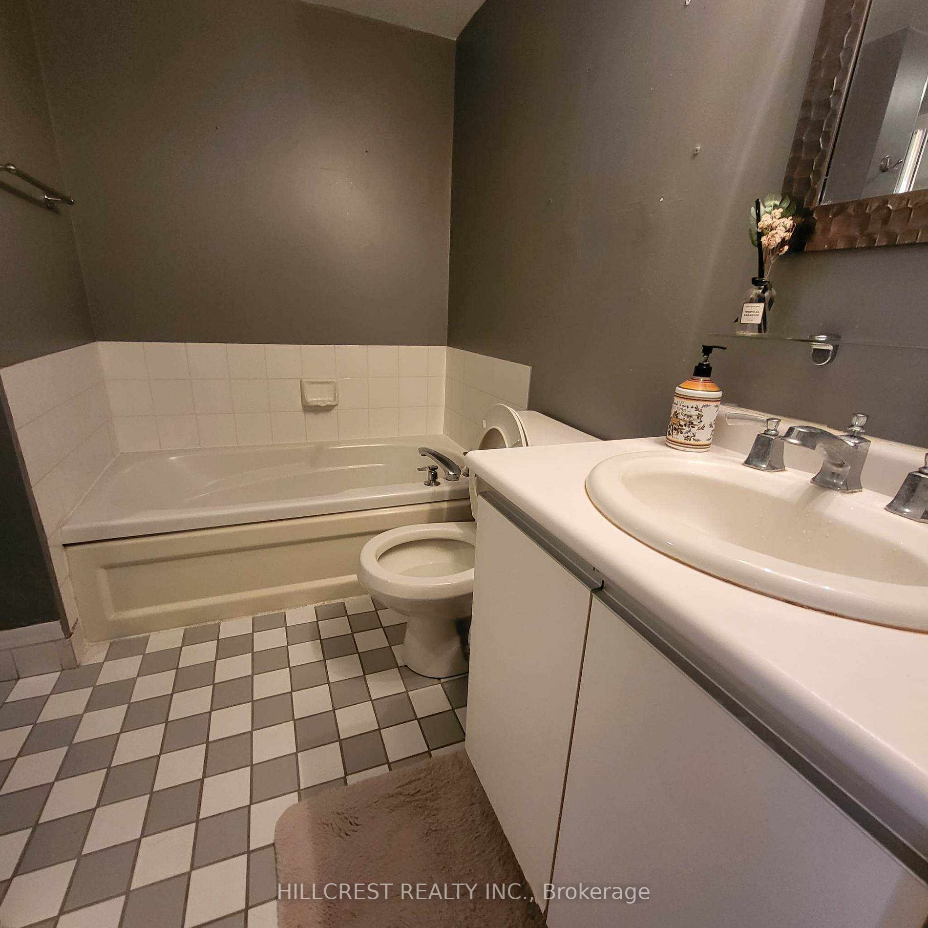 801 King St W, #827
