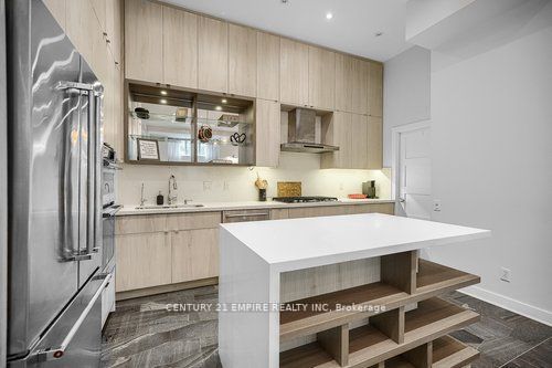 77 Lombard St, #104