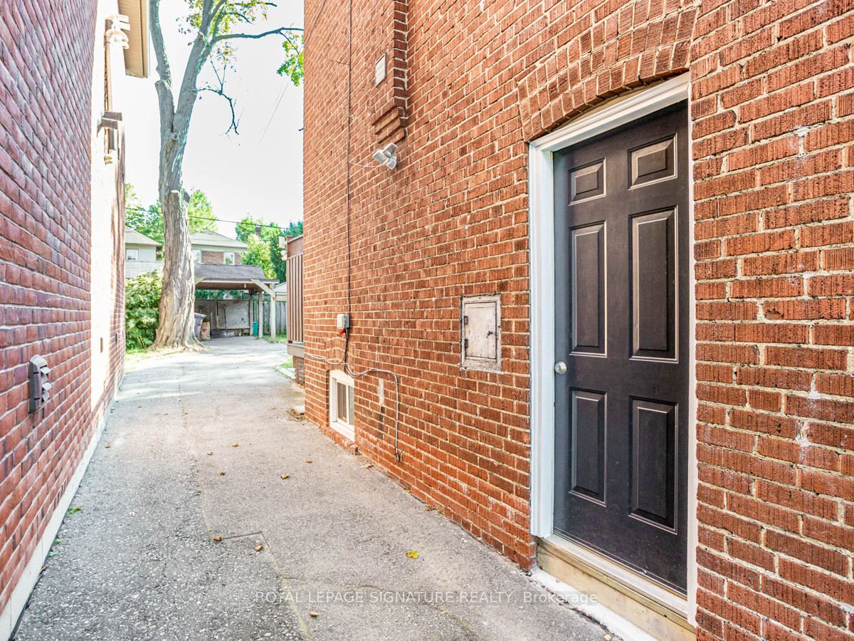 89 Lawrence Ave W