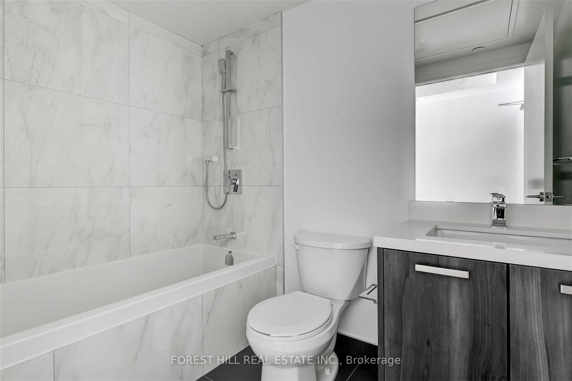 458 Richmond St W, #205