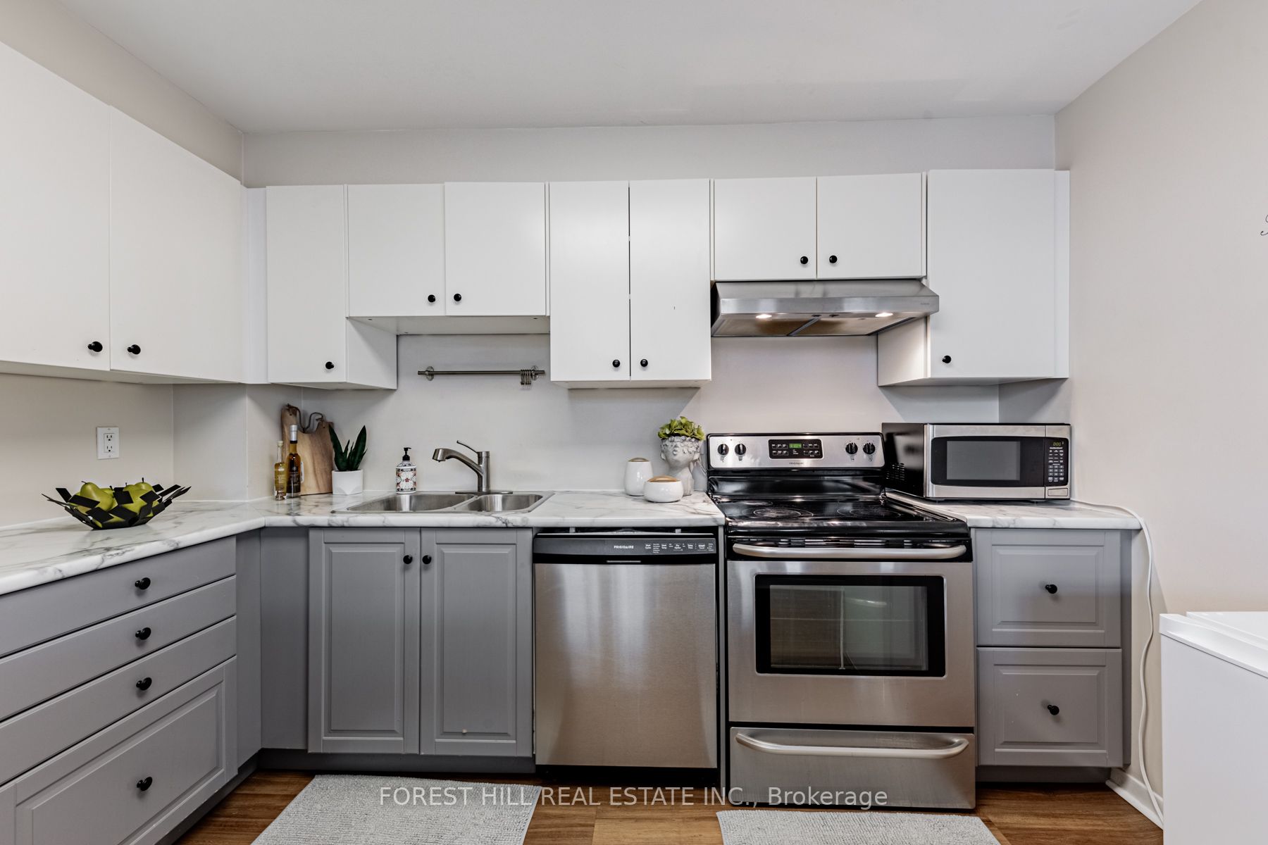 1901 Yonge St, #201
