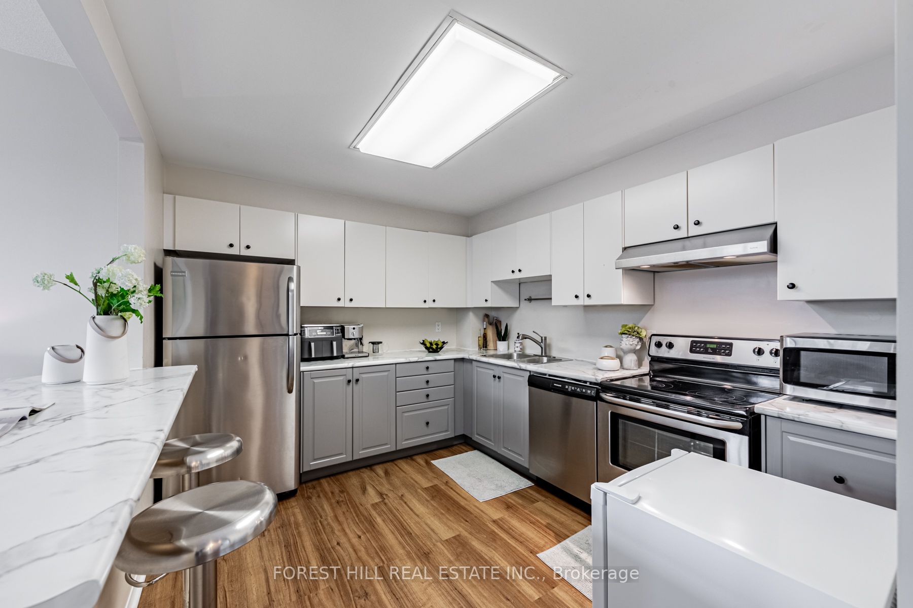 1901 Yonge St, #201