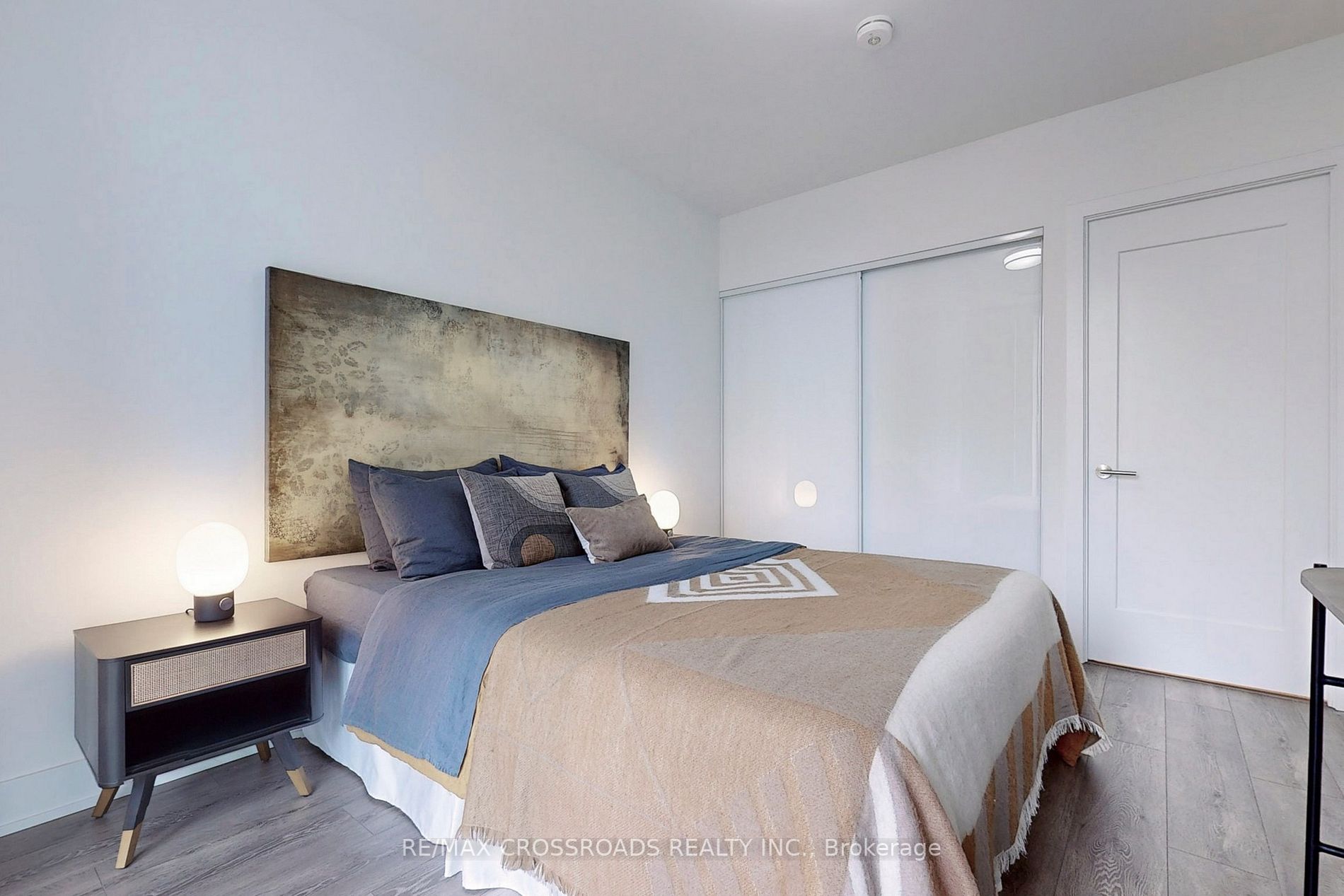 575 Bloor St E, #305