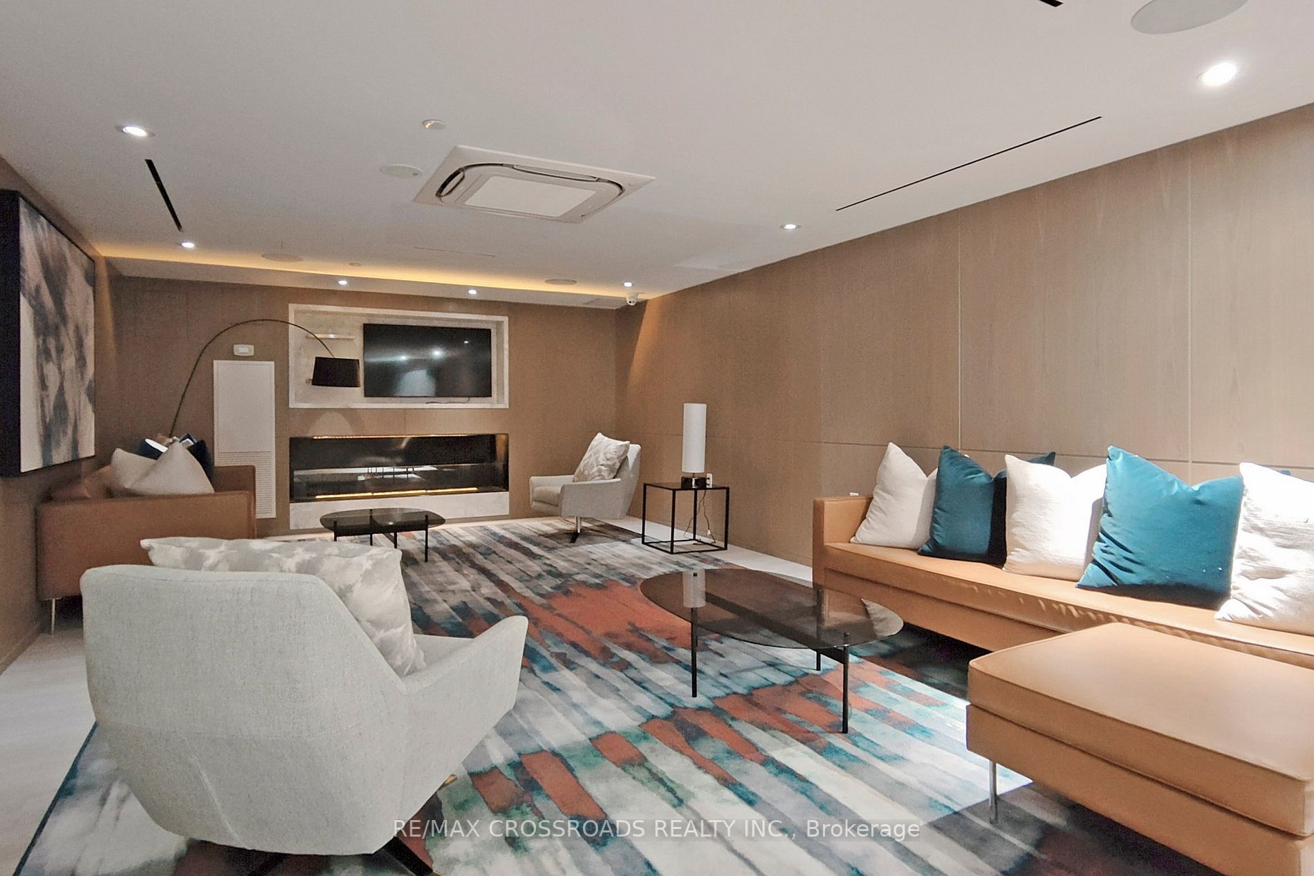 575 Bloor St E, #305