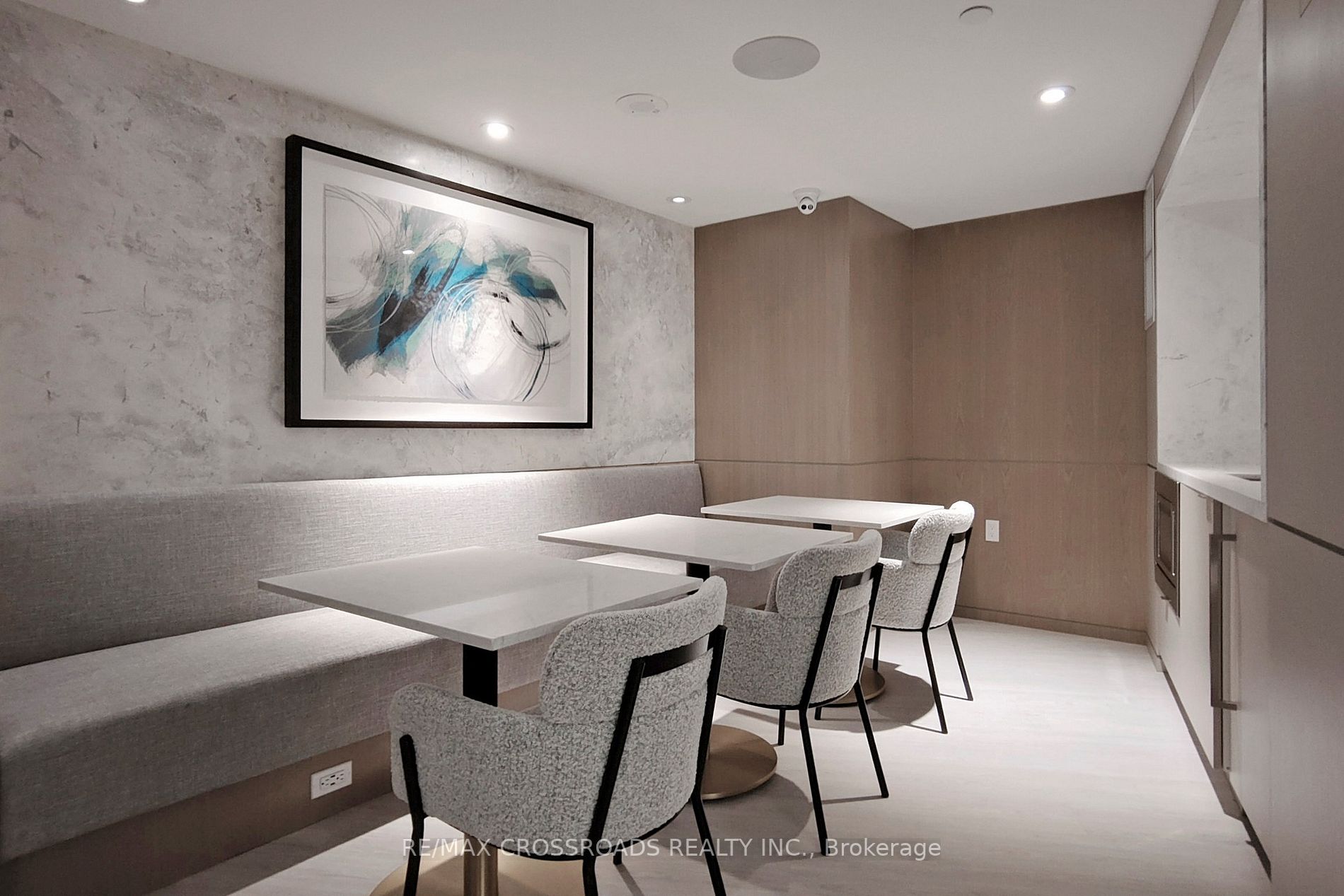 575 Bloor St E, #305
