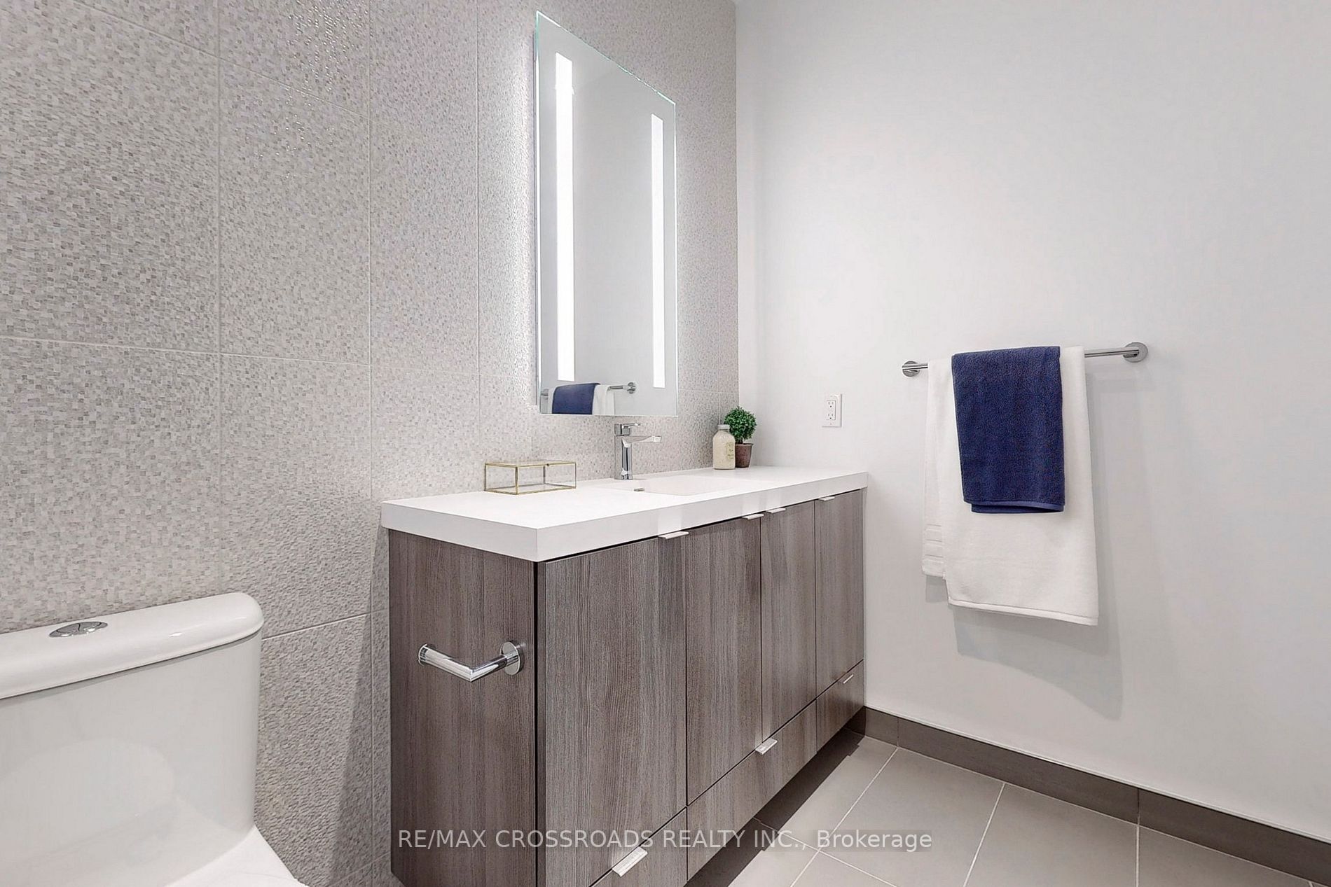575 Bloor St E, #305