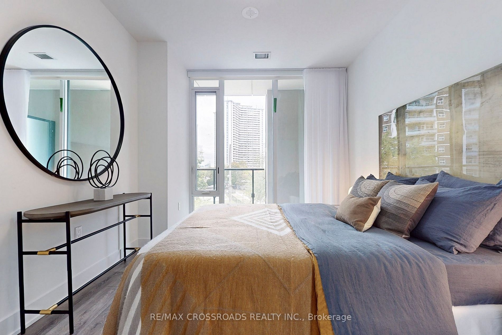 575 Bloor St E, #305