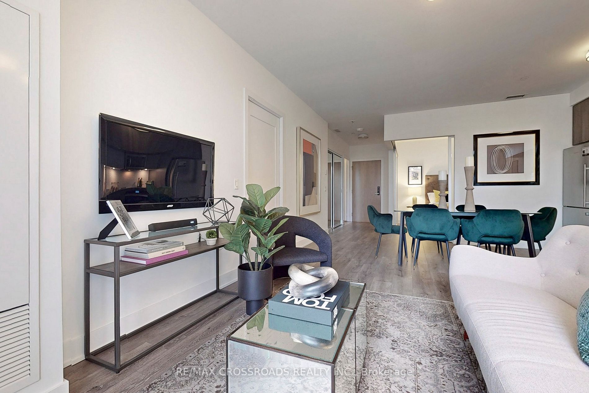 575 Bloor St E, #305