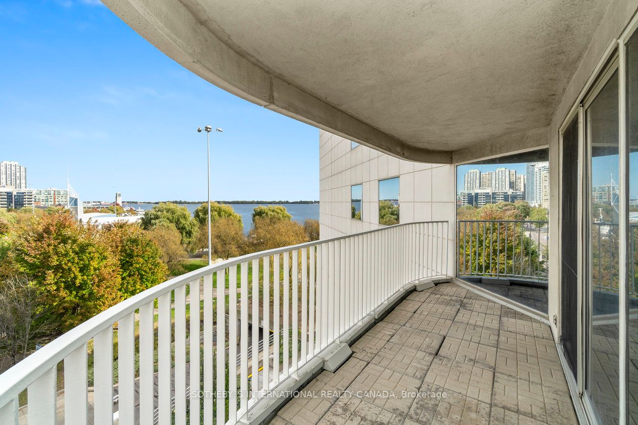 401 Queens Quay W, #512