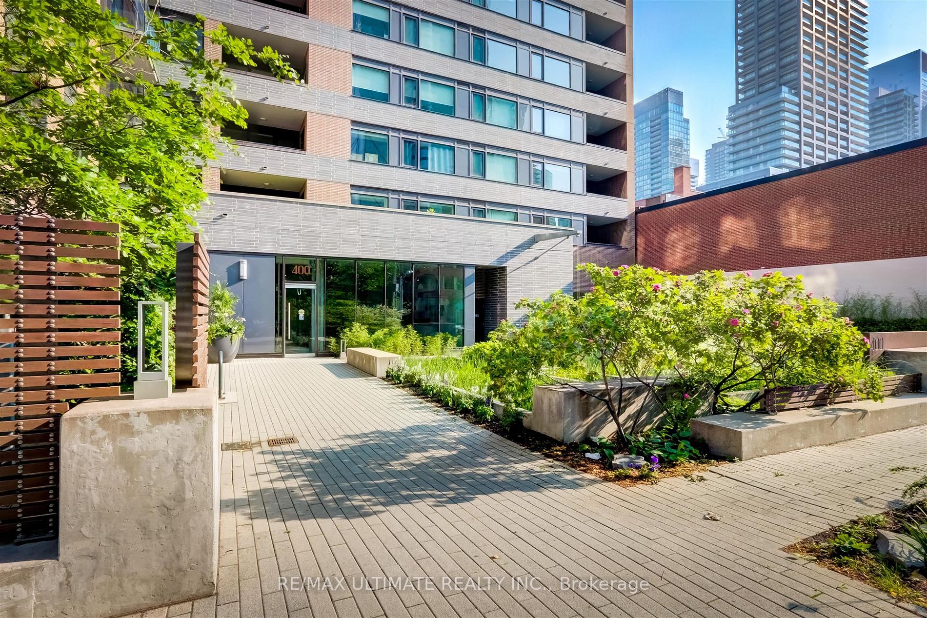 400 Wellington St W, #406
