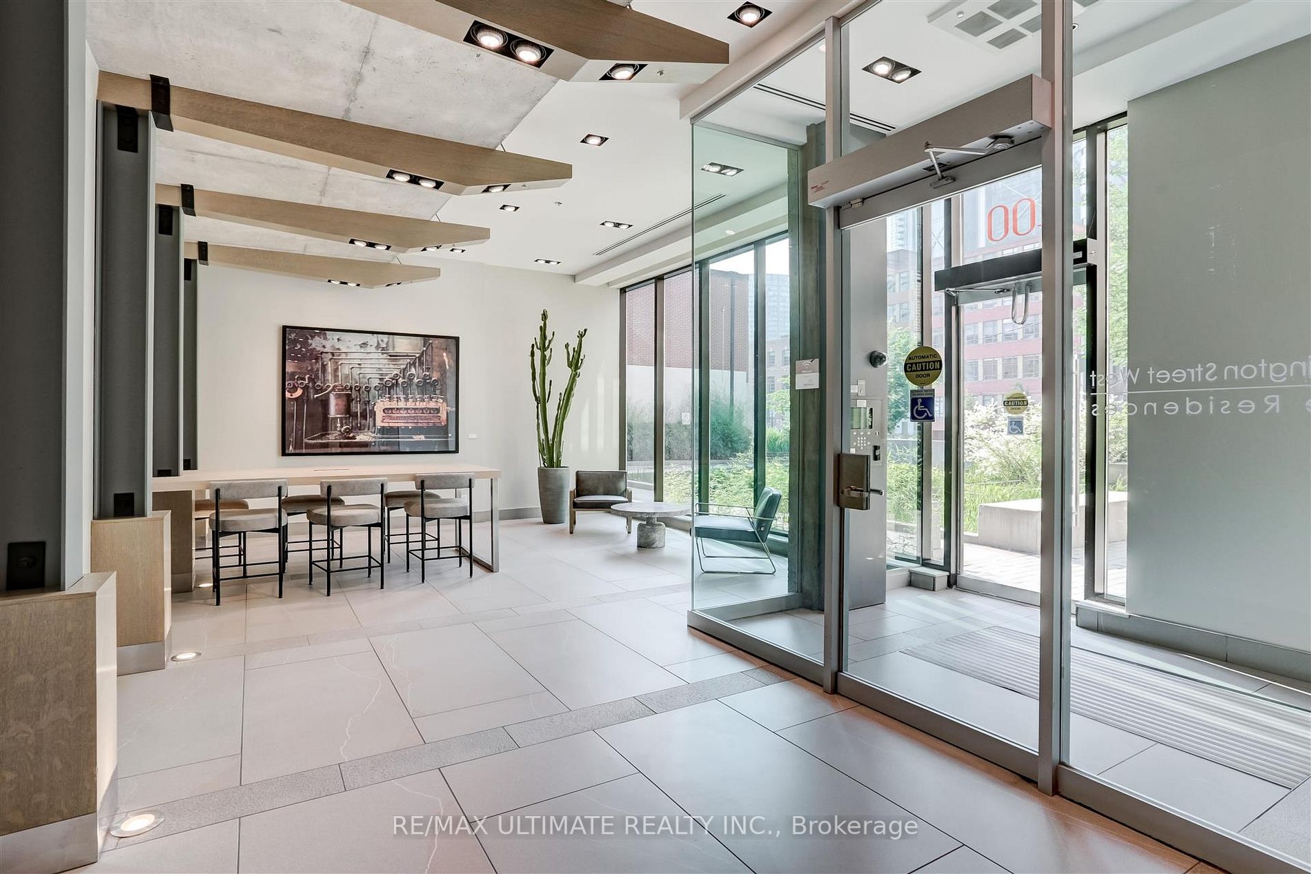 400 Wellington St W, #406