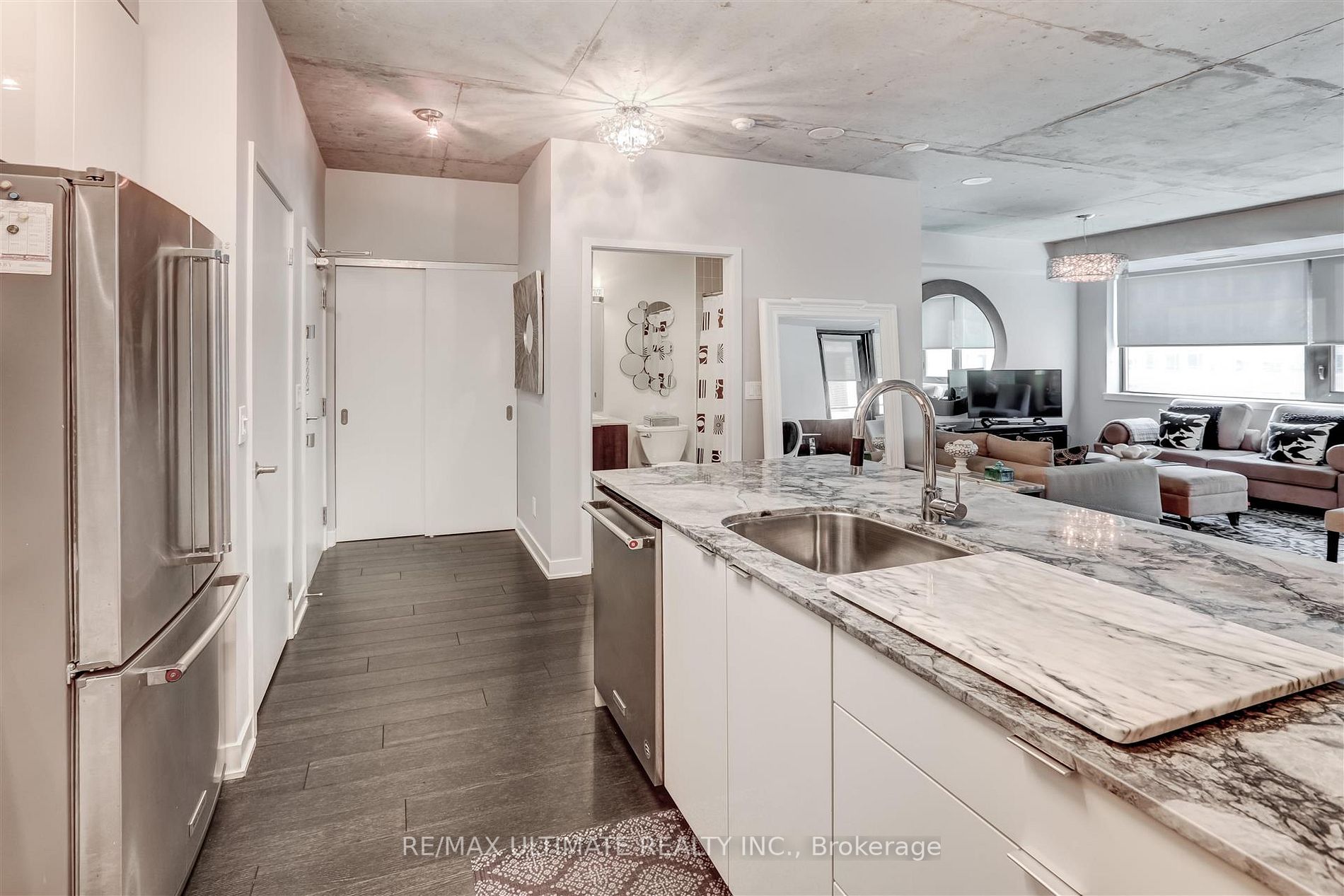 400 Wellington St W, #406