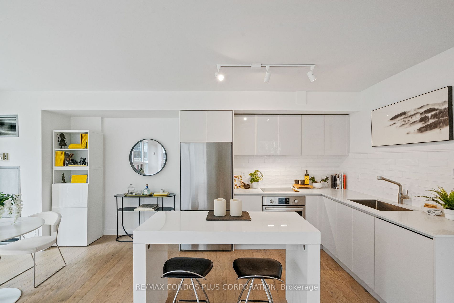 77 Harbour Sq, #502
