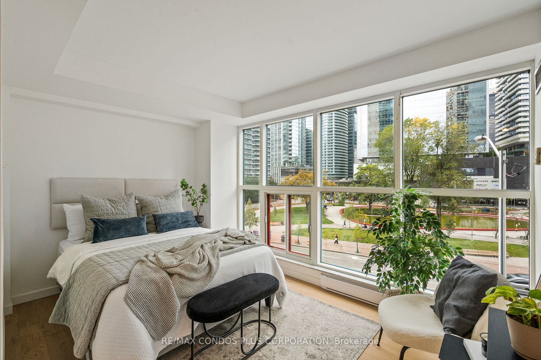 77 Harbour Sq, #502