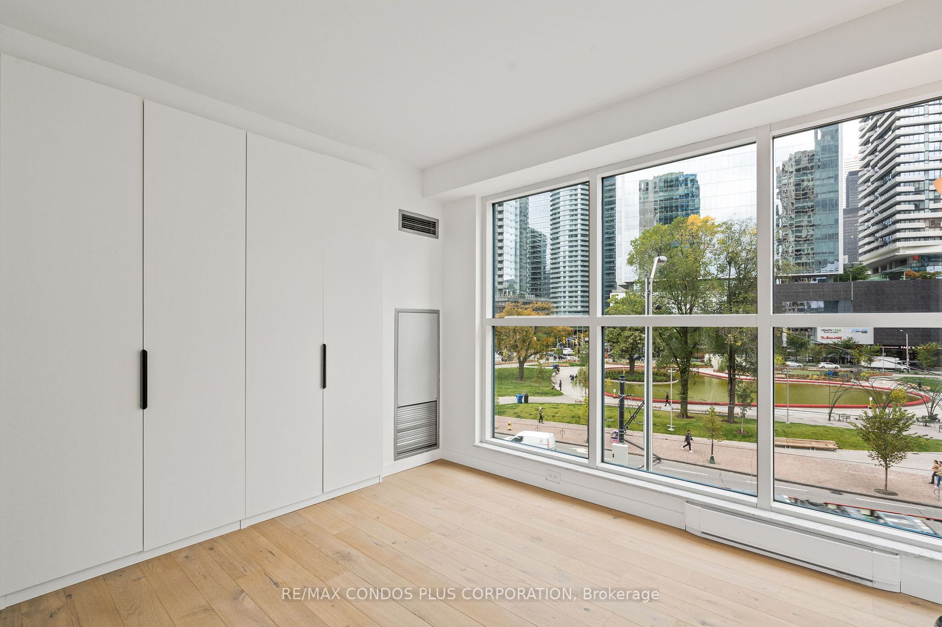 77 Harbour Sq, #502