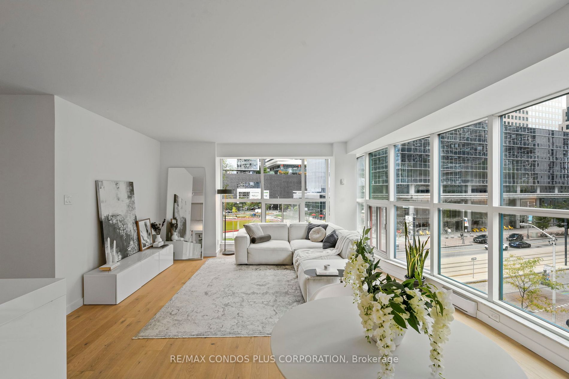 77 Harbour Sq, #502