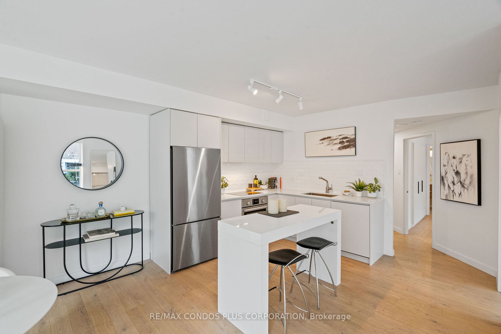 77 Harbour Sq, #502