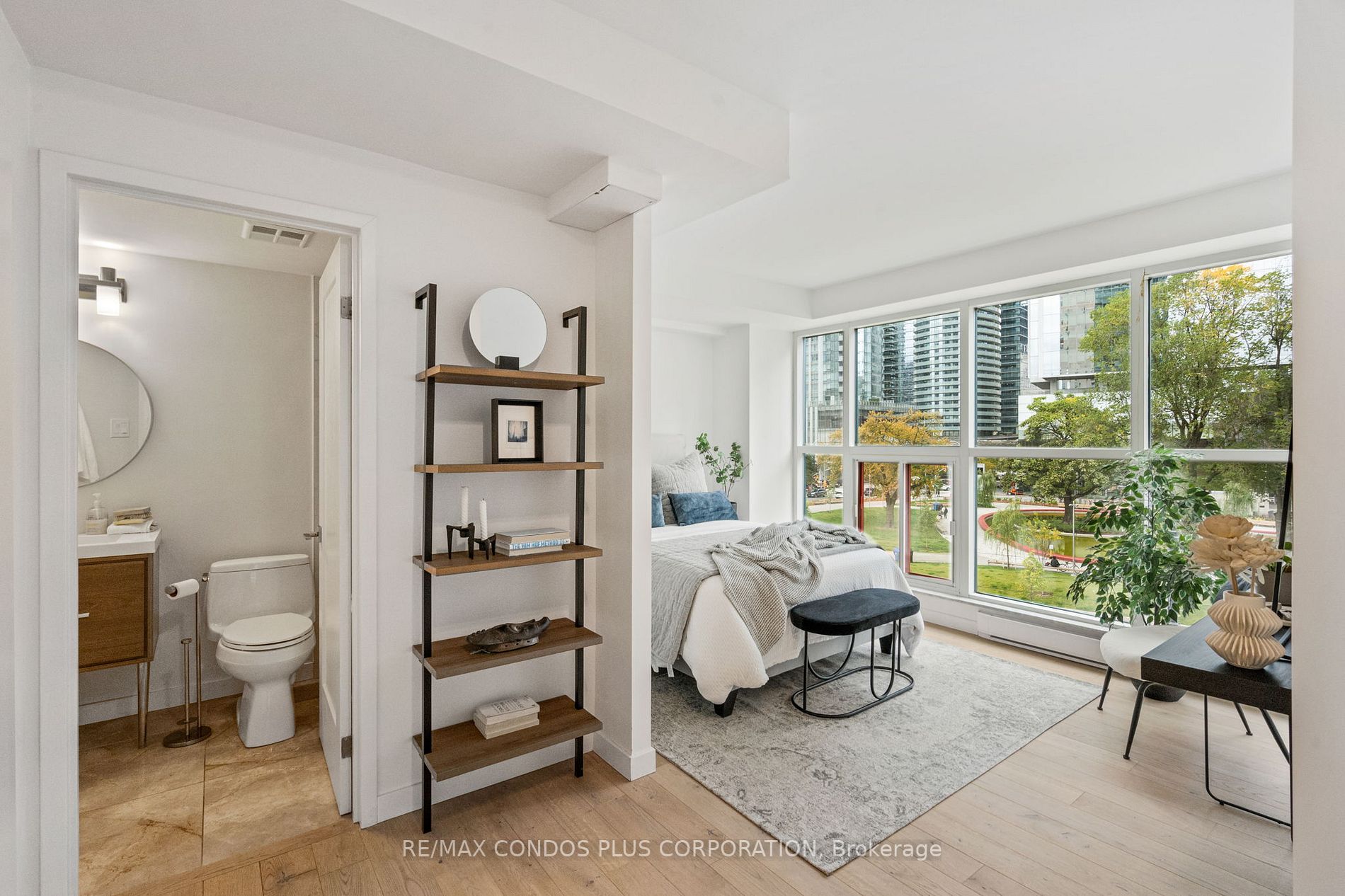77 Harbour Sq, #502