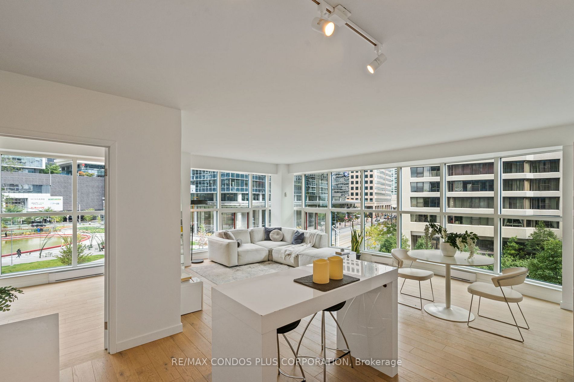 77 Harbour Sq, #502