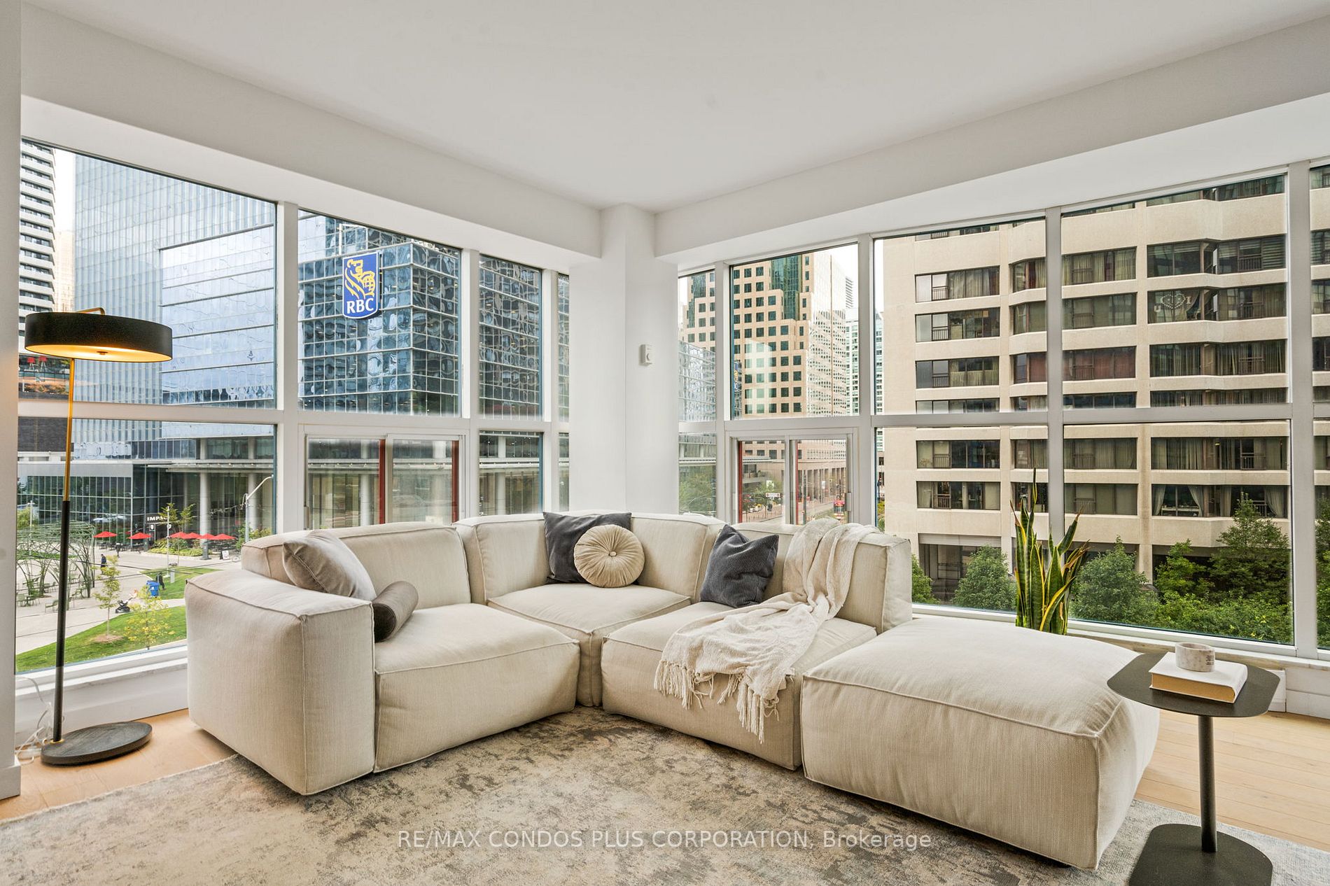 77 Harbour Sq, #502
