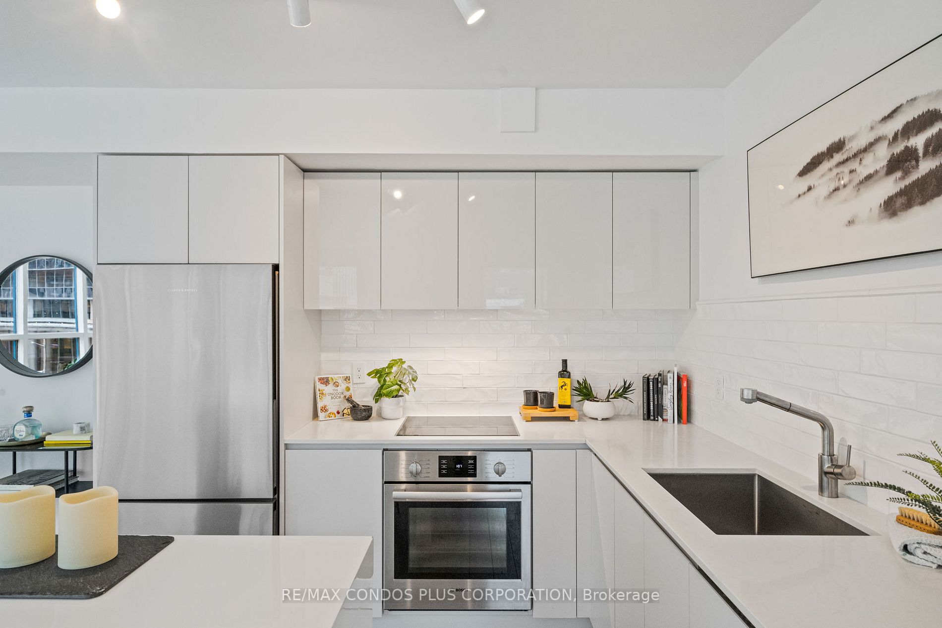 77 Harbour Sq, #502
