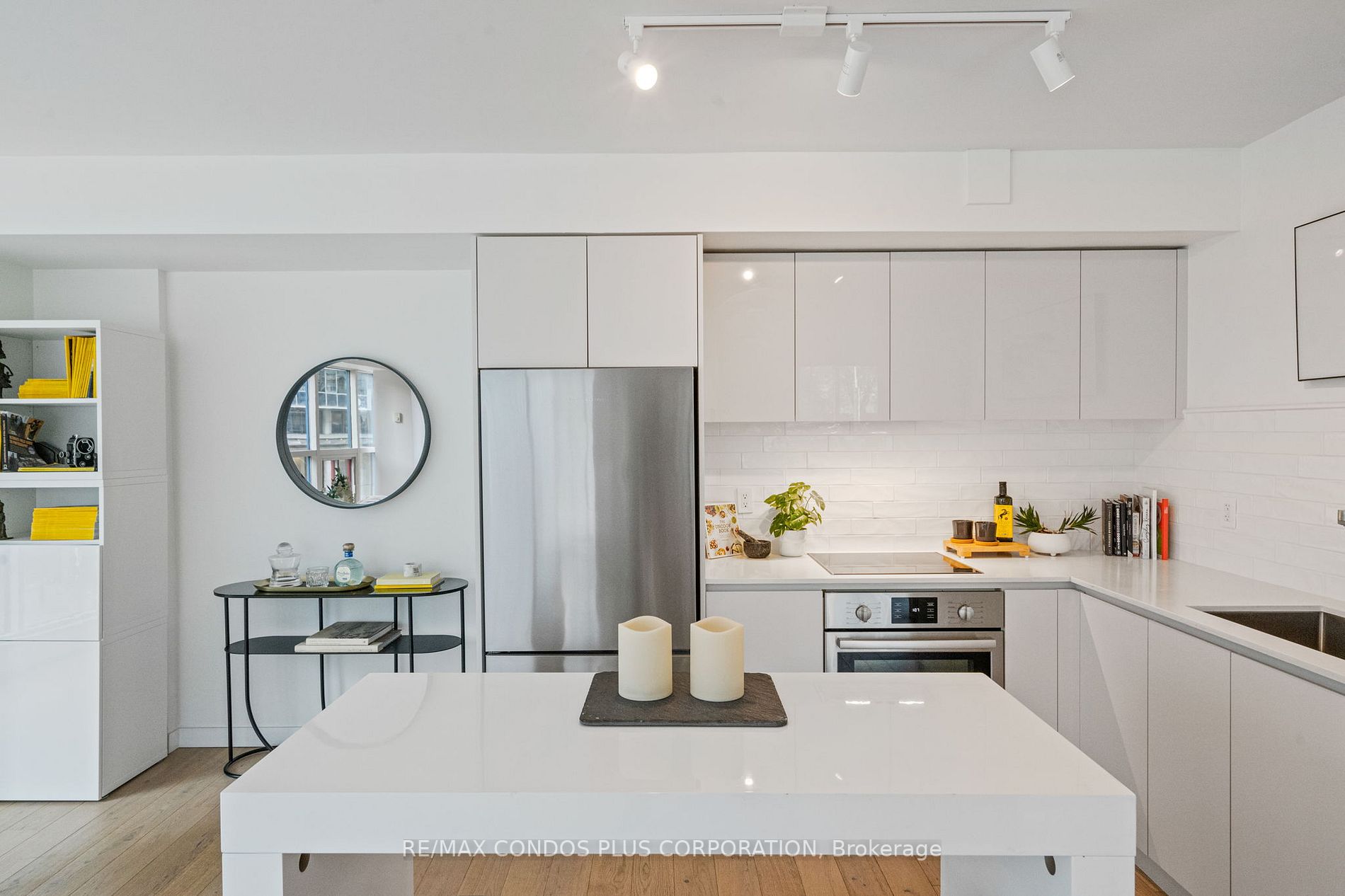 77 Harbour Sq, #502
