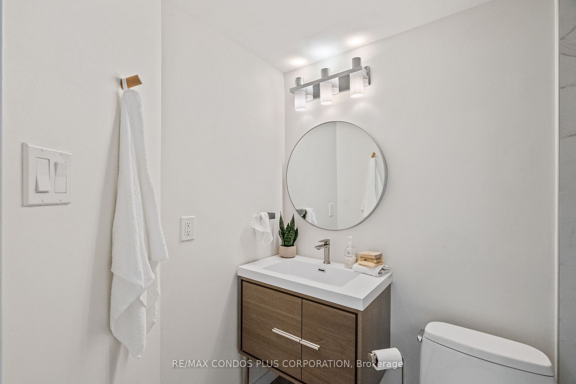 77 Harbour Sq, #502