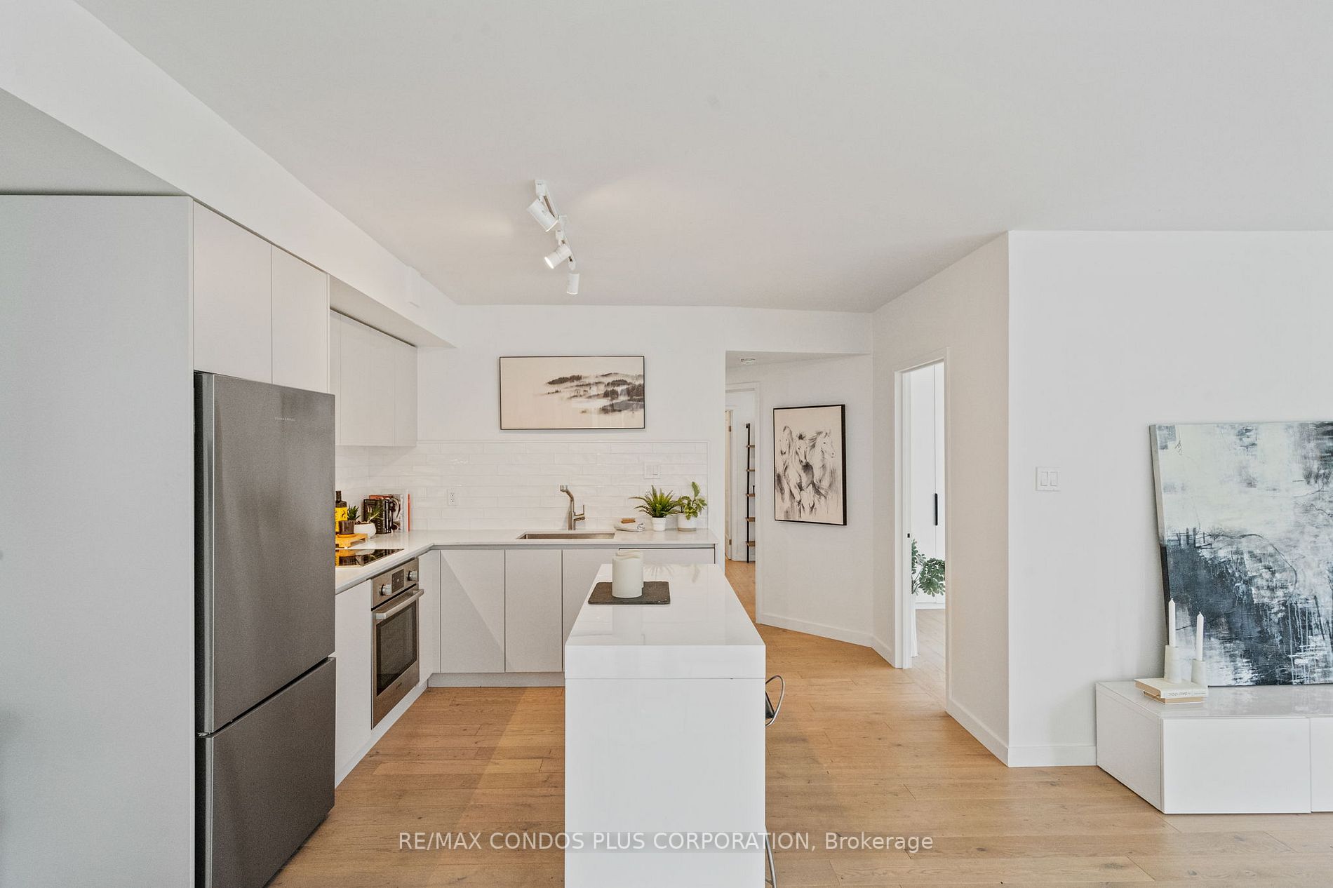 77 Harbour Sq, #502