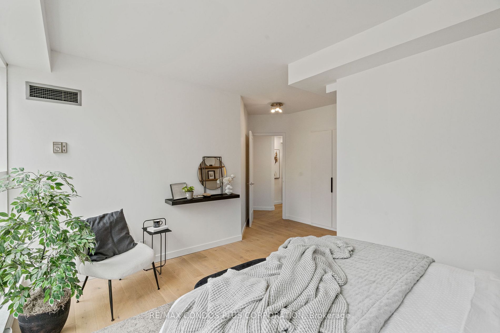 77 Harbour Sq, #502
